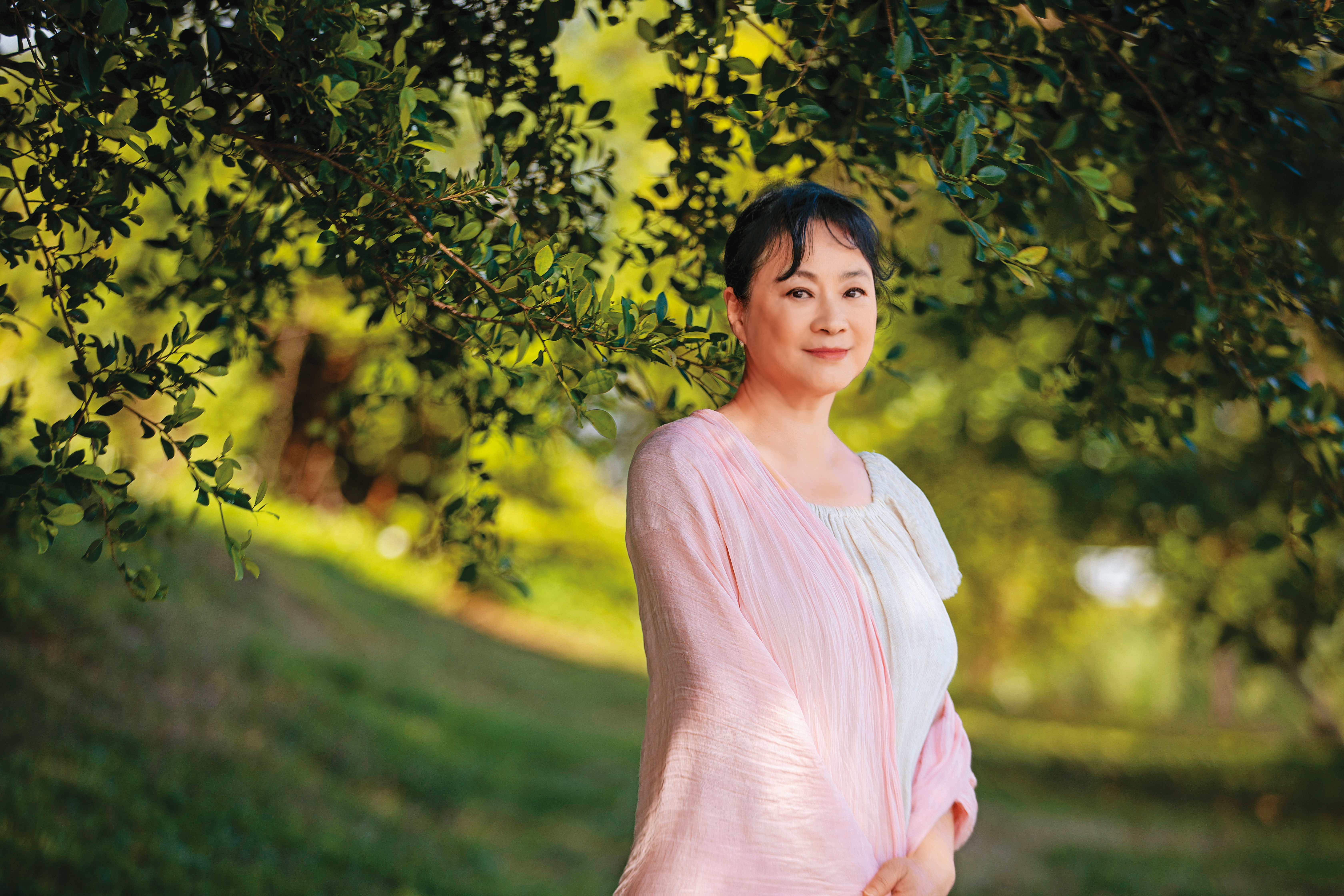 66歲的陸小芬駐顏有術，說自己長年練習瑜伽，能做倒立姿勢，說倒立臉不會鬆，牙齒會扣緊。