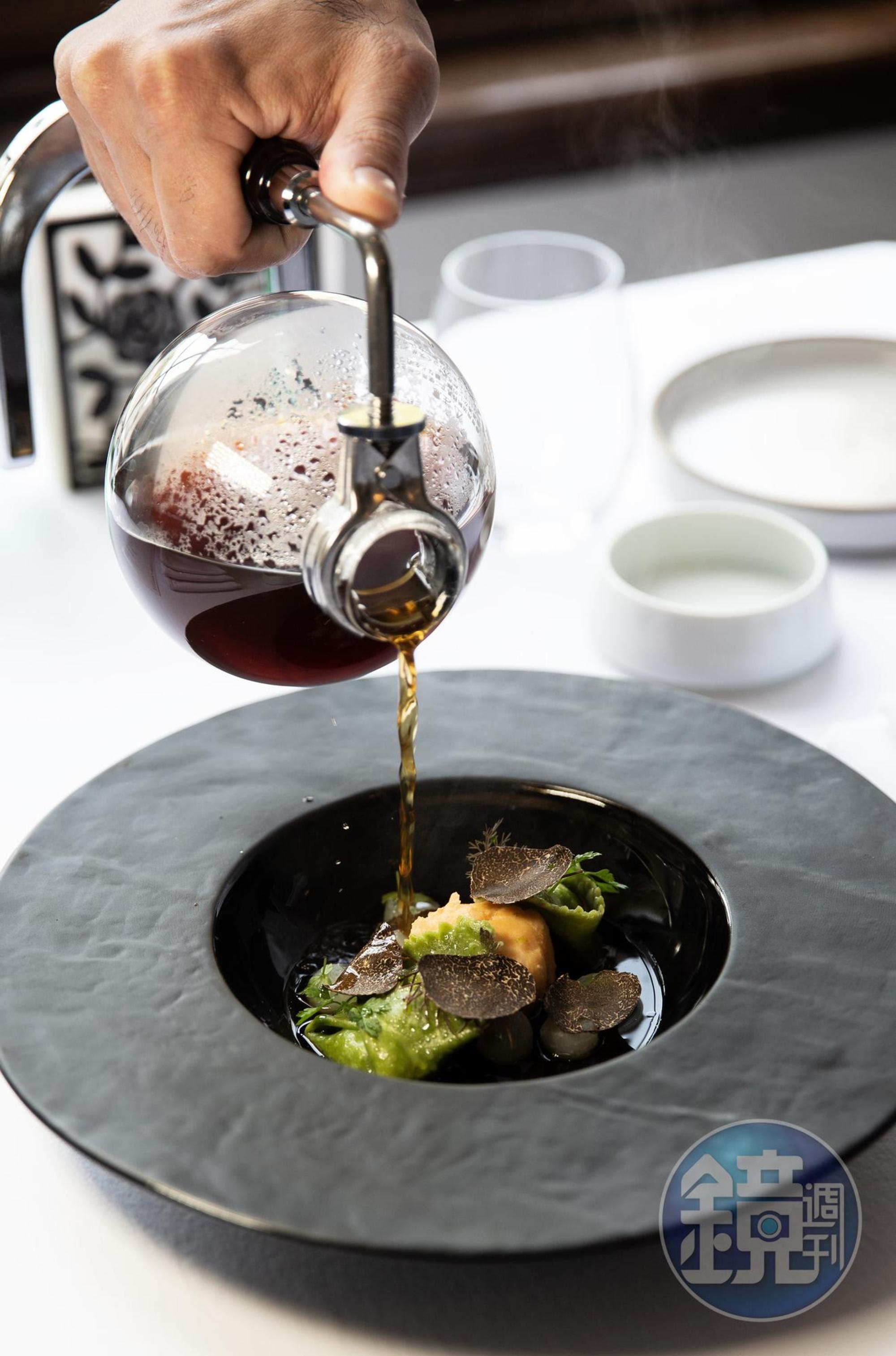 結合Lance兒時記憶與現今主廚角色的「蟹肉麵餃．黑松露澄清鴨湯．鮮蝦真丈」，是一道能夠品嘗到鴨湯、義大利麵餃與日式真丈的料理。