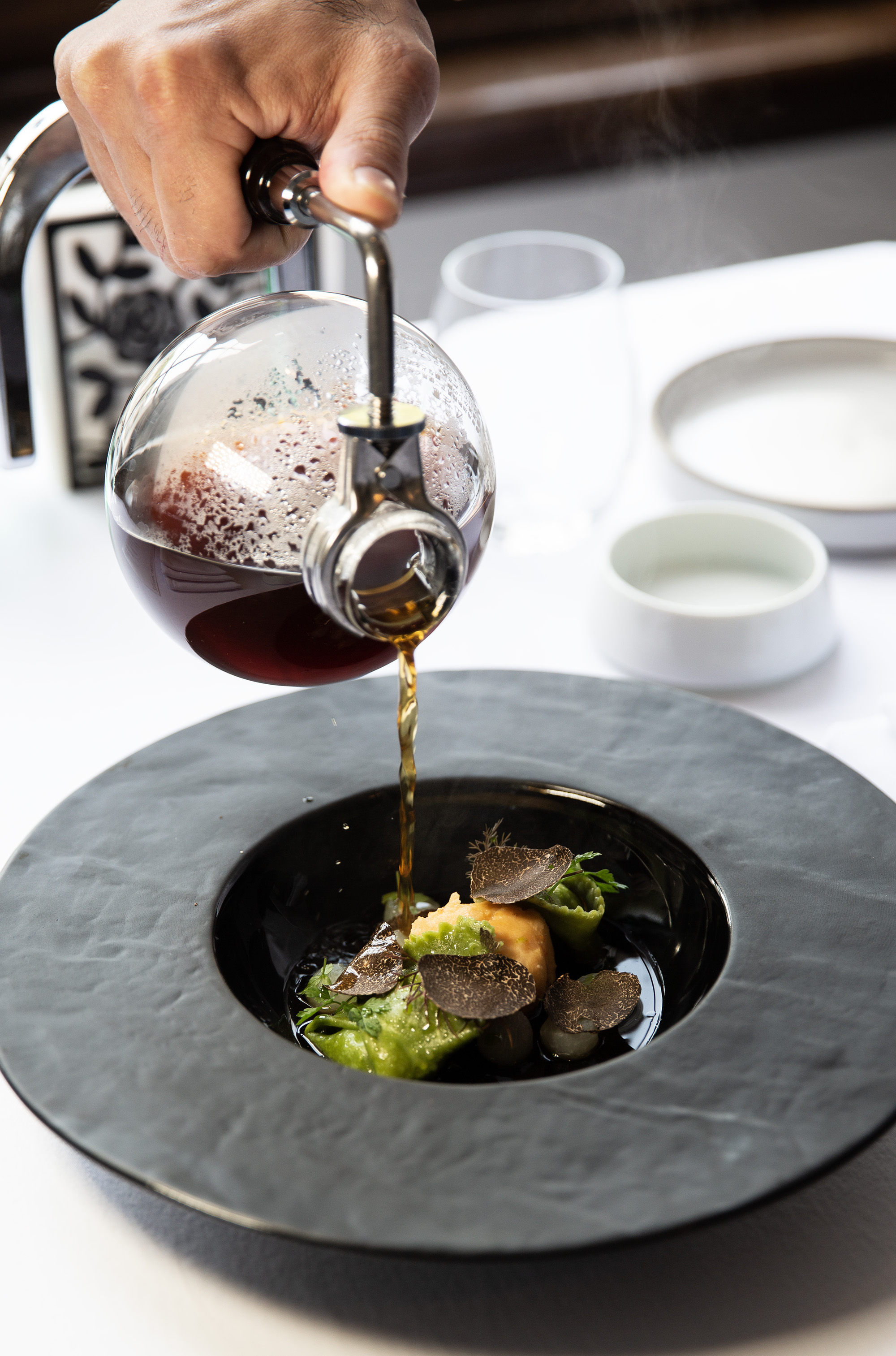 結合Lance兒時記憶與現今主廚角色的「蟹肉麵餃．黑松露澄清鴨湯．鮮蝦真丈」，是一道能夠品嘗到鴨湯、義大利麵餃與日式真丈的料理。