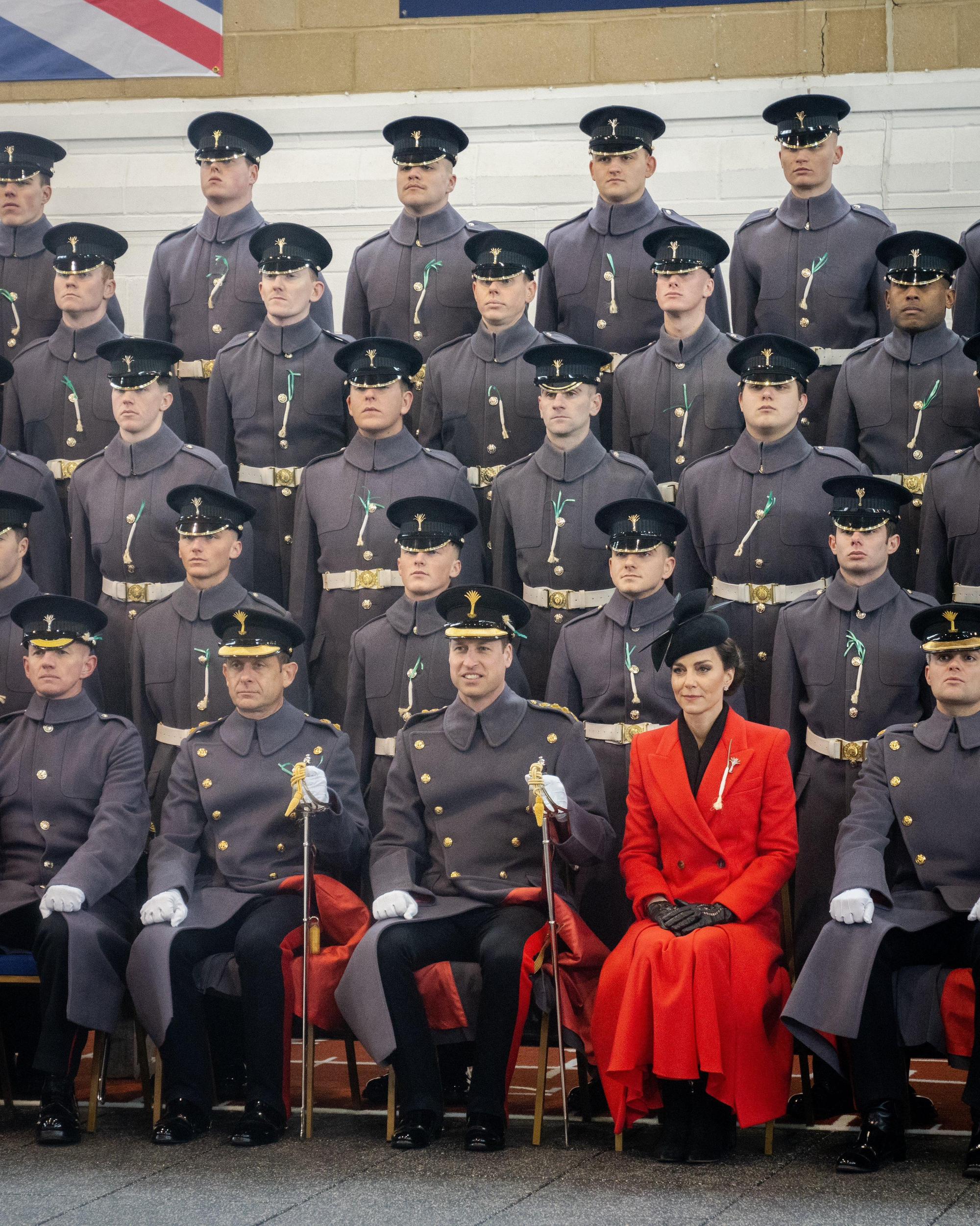凱特王妃在一票穿灰色軍裝的士兵中格外醒目。（翻攝@KensingtonRoyal推特）