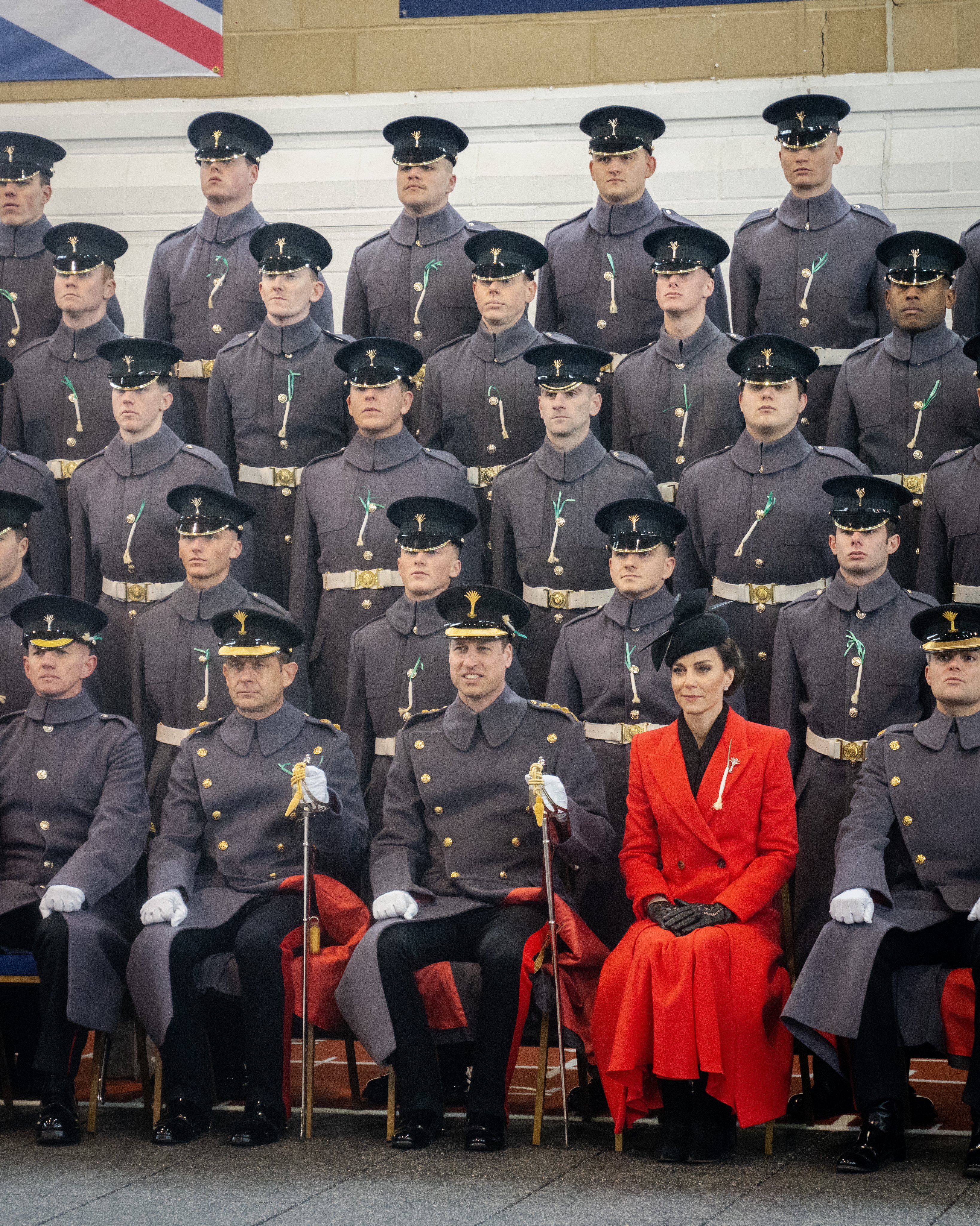 凱特王妃在一票穿灰色軍裝的士兵中格外醒目。（翻攝@KensingtonRoyal推特）