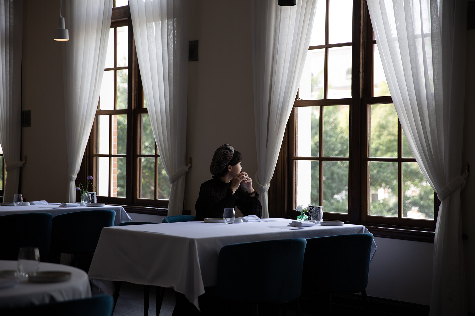 擁有百年歷史的「台中市役所」，日前重新對外開放，位於二樓的餐廳「Narratore說故事的人」以義式料理演繹這棟建築的古樸氛圍。