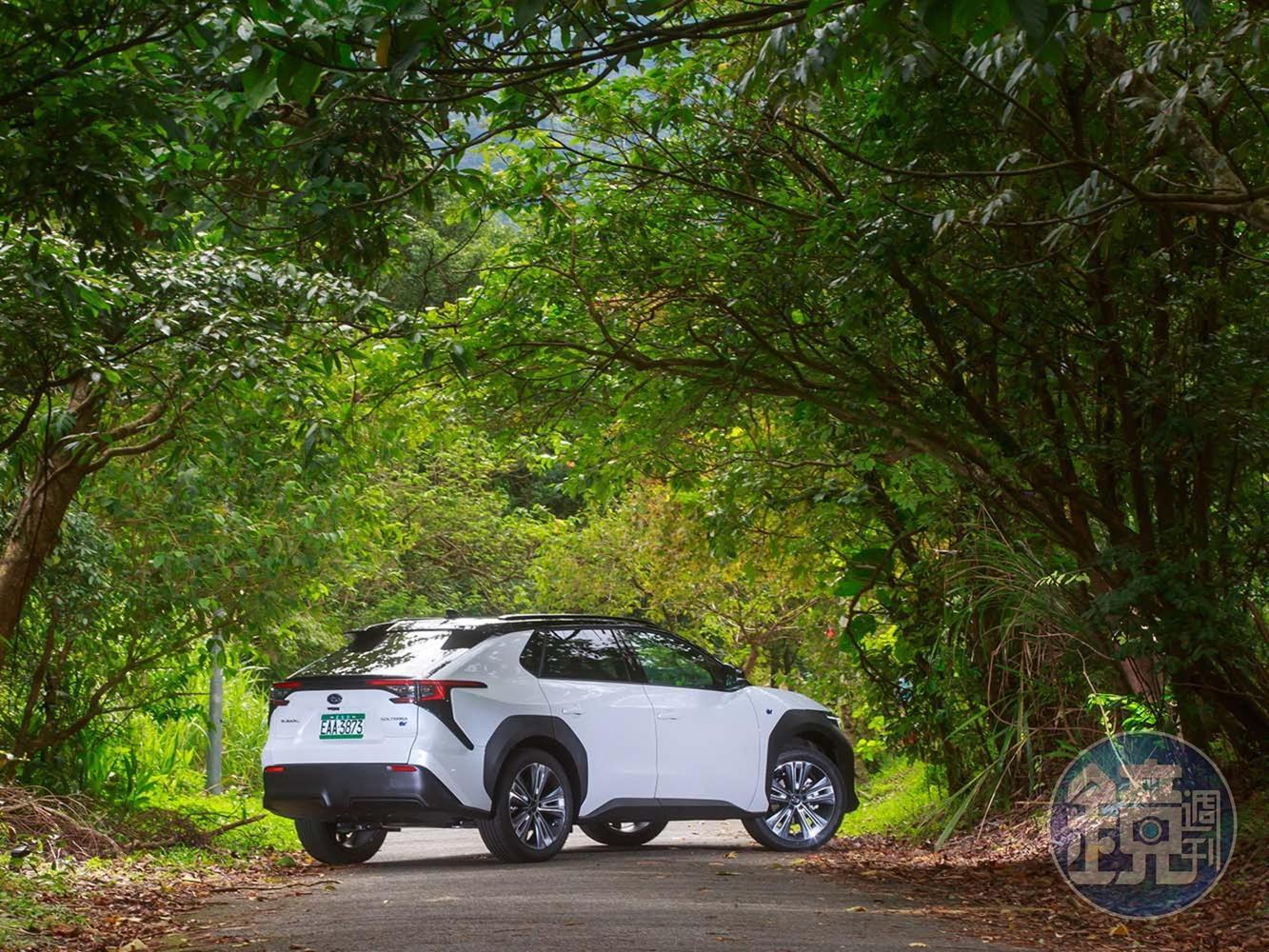 車尾以C字型造型尾燈，與bz4X做出區隔。