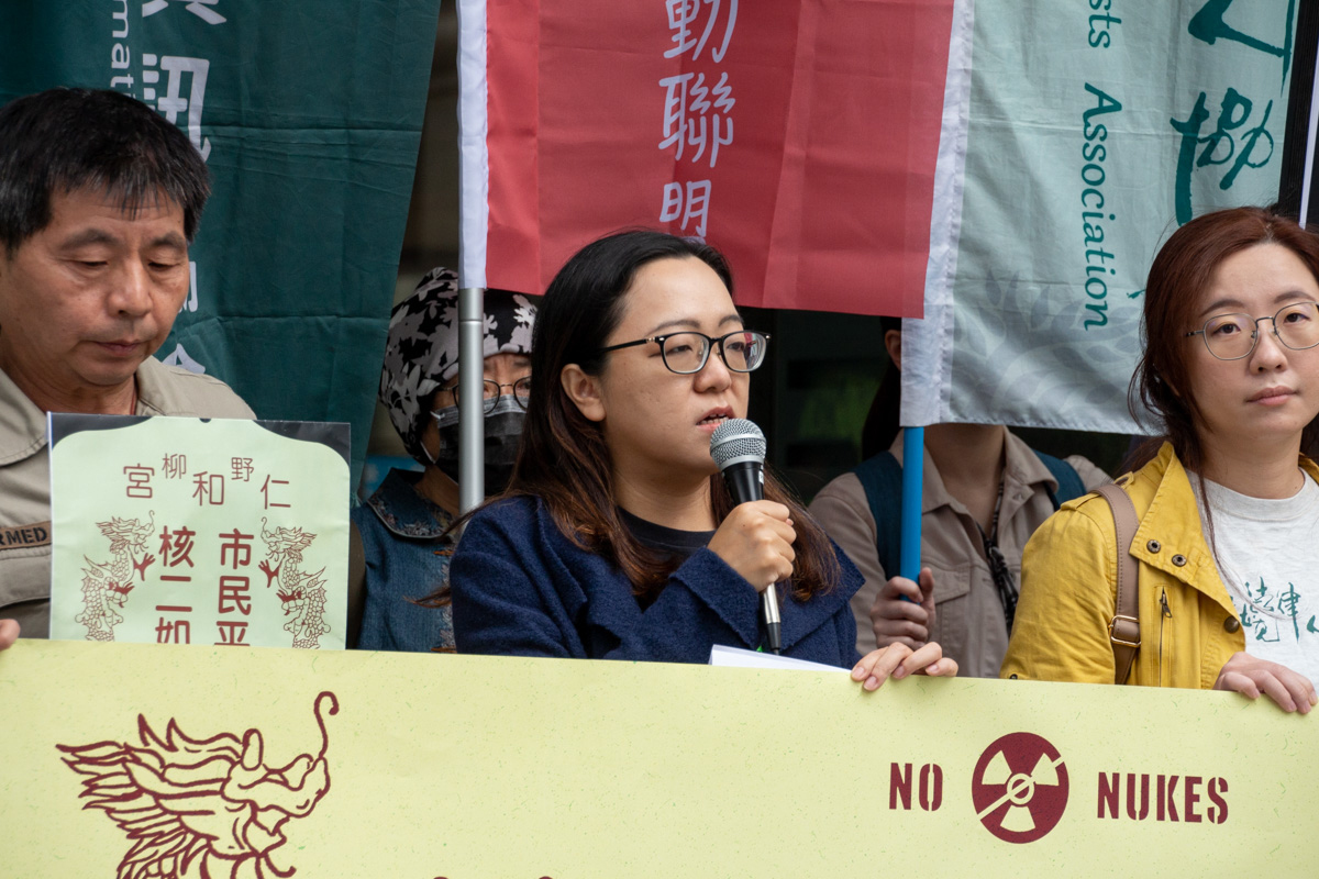 綠色公民行動聯盟祕書長崔愫欣表示,核廢料至今最終處置場無著落,核二廠唯有如期除役一途。(全國廢核行動平台提供)
