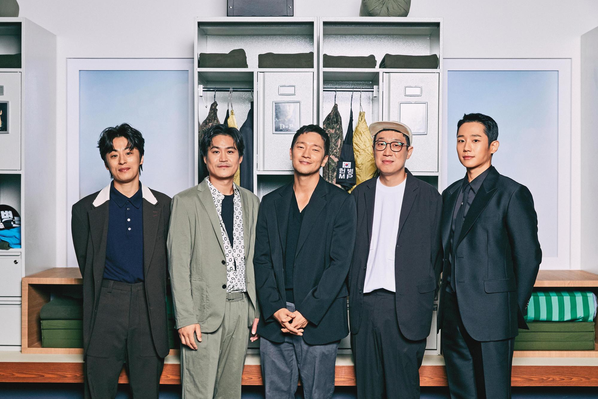 韓峻熹導演（右二）執導的《D.P：逃兵追緝令》即將推出第2季。左起為具教煥、金成昀、孫錫求與丁海寅。（Netflix提供）