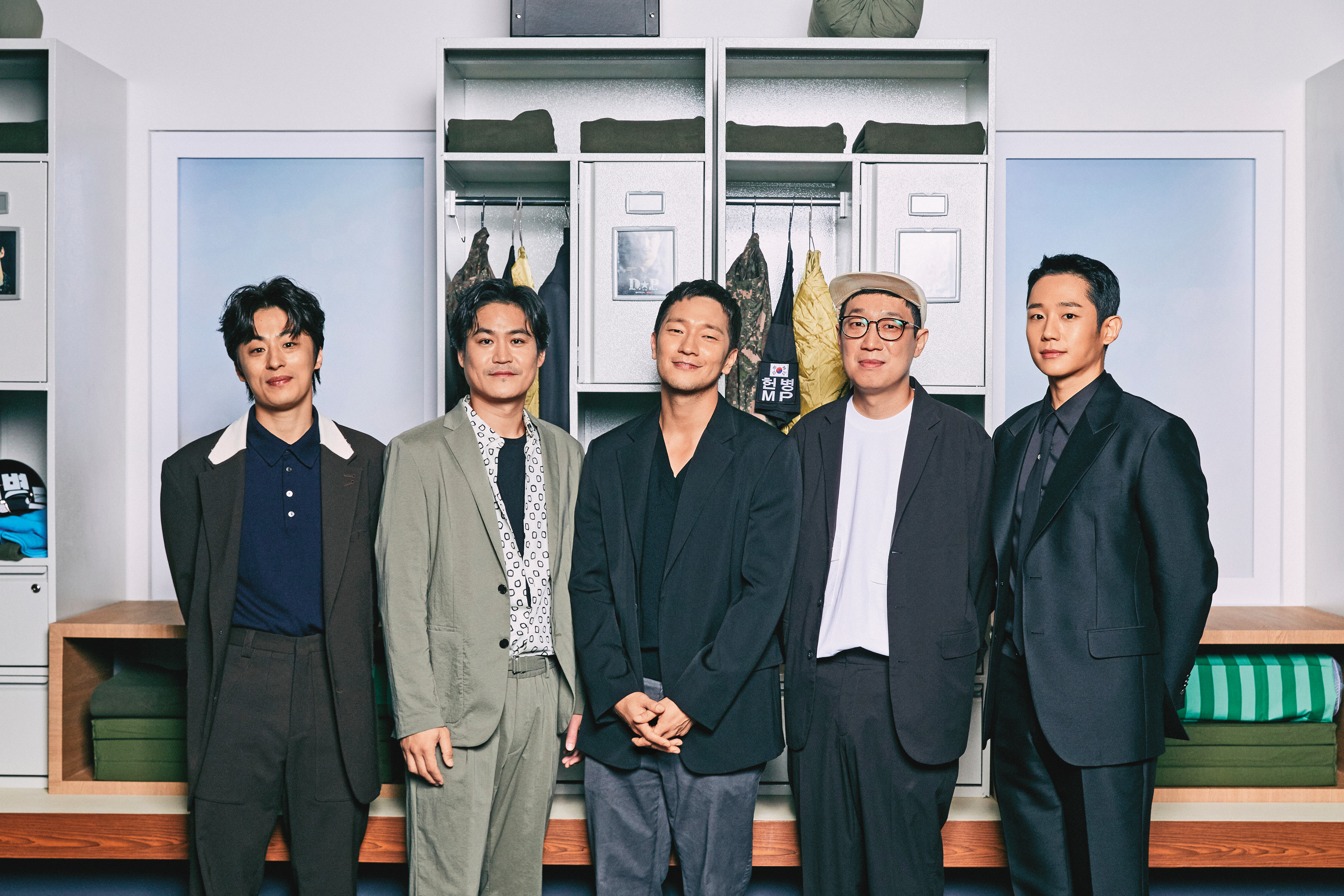 韓峻熹導演（右二）執導的《D.P：逃兵追緝令》即將推出第2季。左起為具教煥、金成昀、孫錫求與丁海寅。（Netflix提供）
