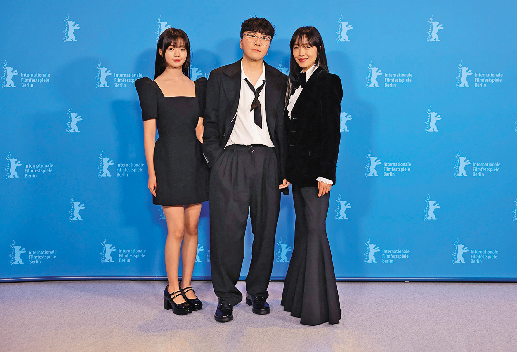 《格殺福順》導演邊聖鉉（中）率領全道嬿（右）和金是兒（左）出席第73屆柏林影展。（Netflix提供）