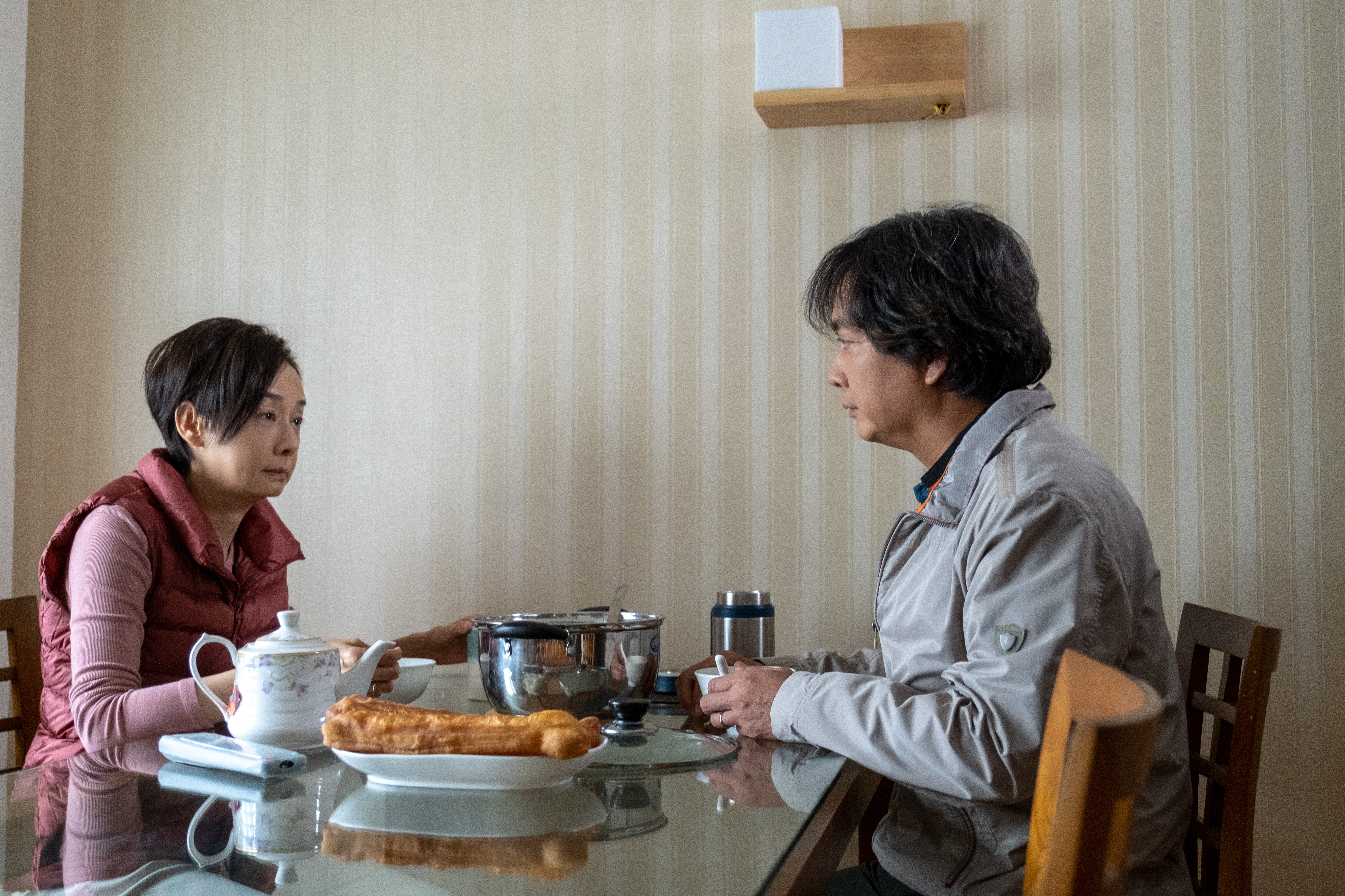 片中毛舜筠與謝君豪扮演一對怨偶,雙方關係冷淡,相敬如「冰」。(甲上提供)