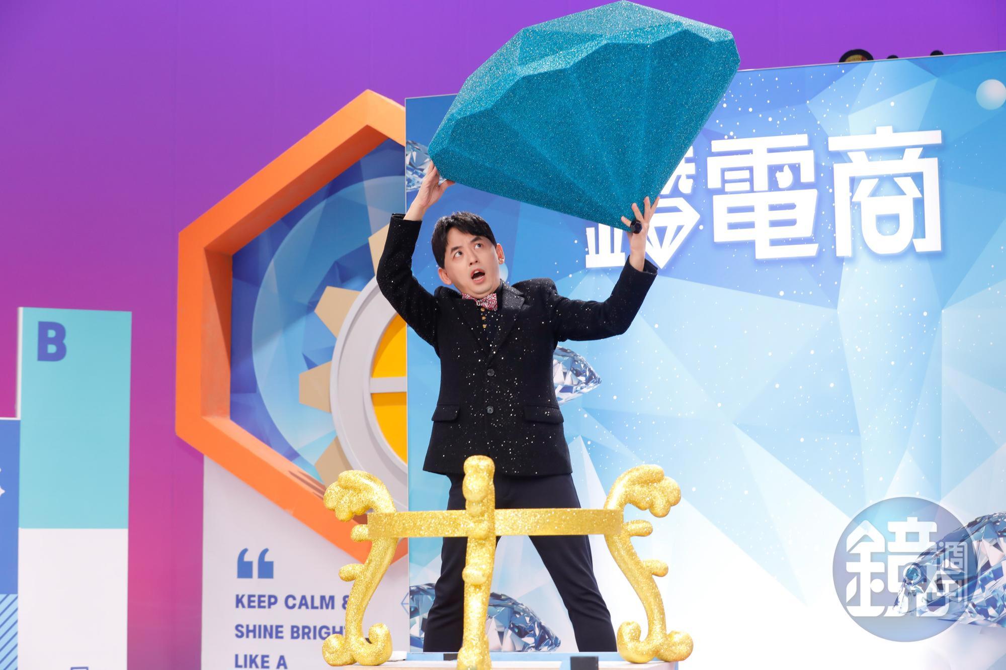黃子佼投資電商平台今出席記者會。