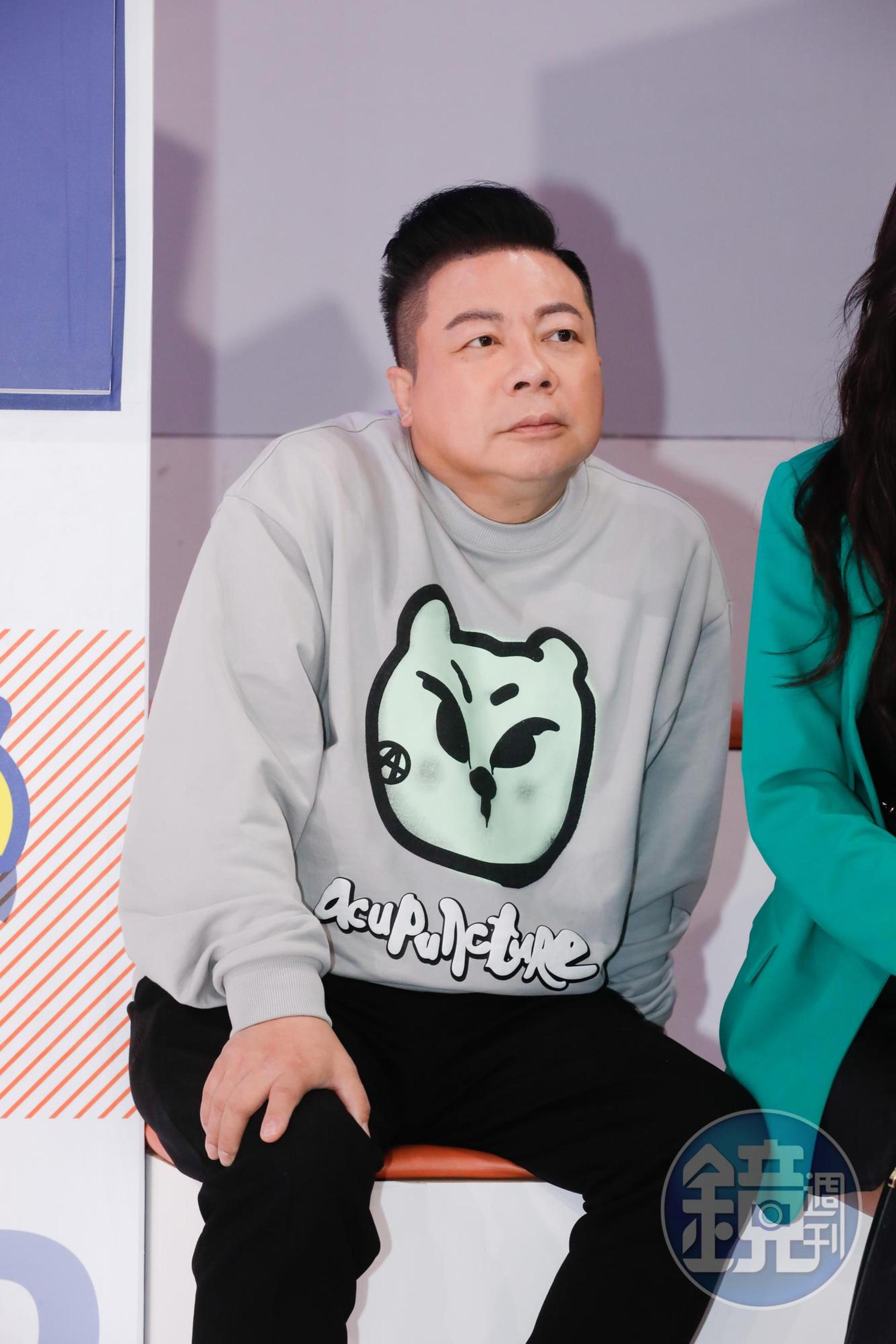 董至成被爆包養酒店妹長達8年，記者會上成為焦點。
