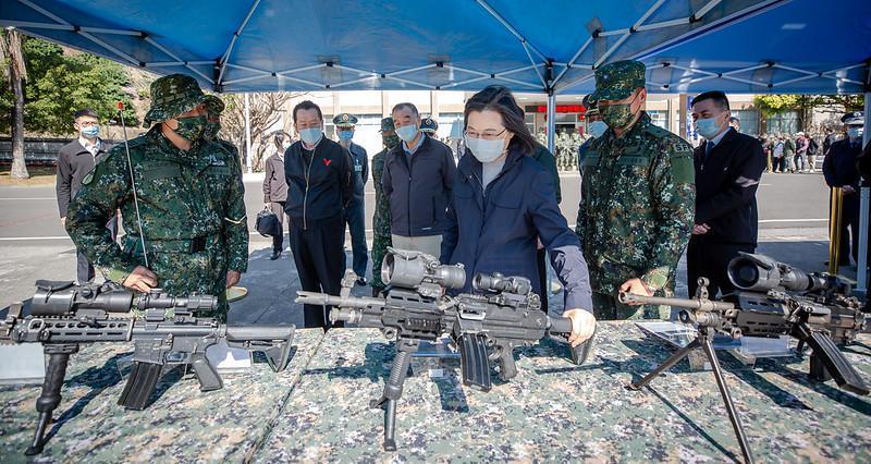 對於日媒未經查證的報導，總統府表達高度遺憾；圖為蔡英文春節慰勉國軍。（總統府提供）