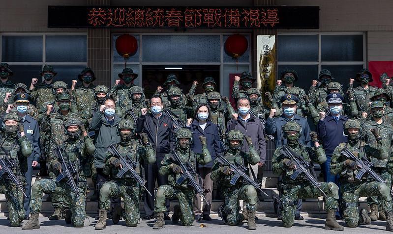 對於日媒未經查證的報導，總統府表達高度遺憾；圖為蔡英文春節慰勉國軍。（總統府提供）