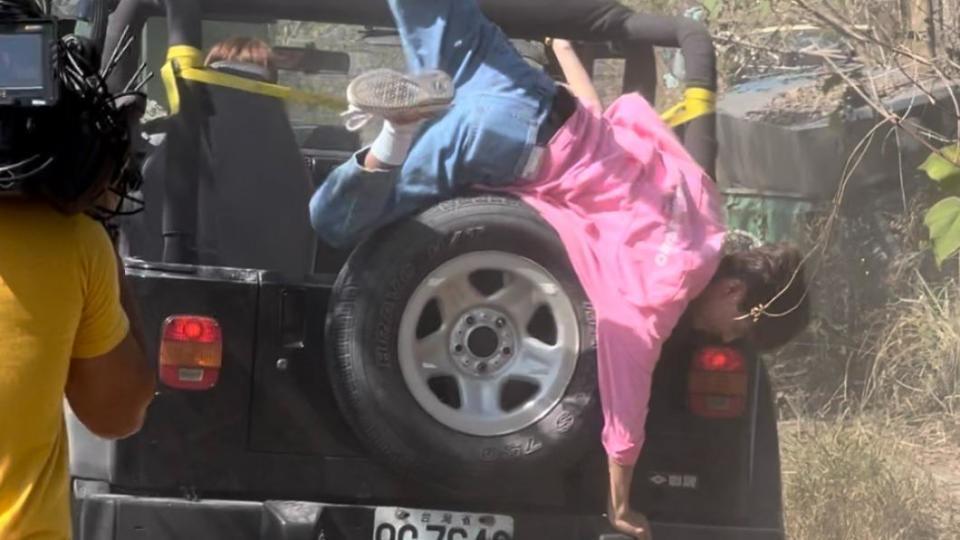 阿翔慘遭從車上跌落下來嚇壞眾人。（民視提供）
