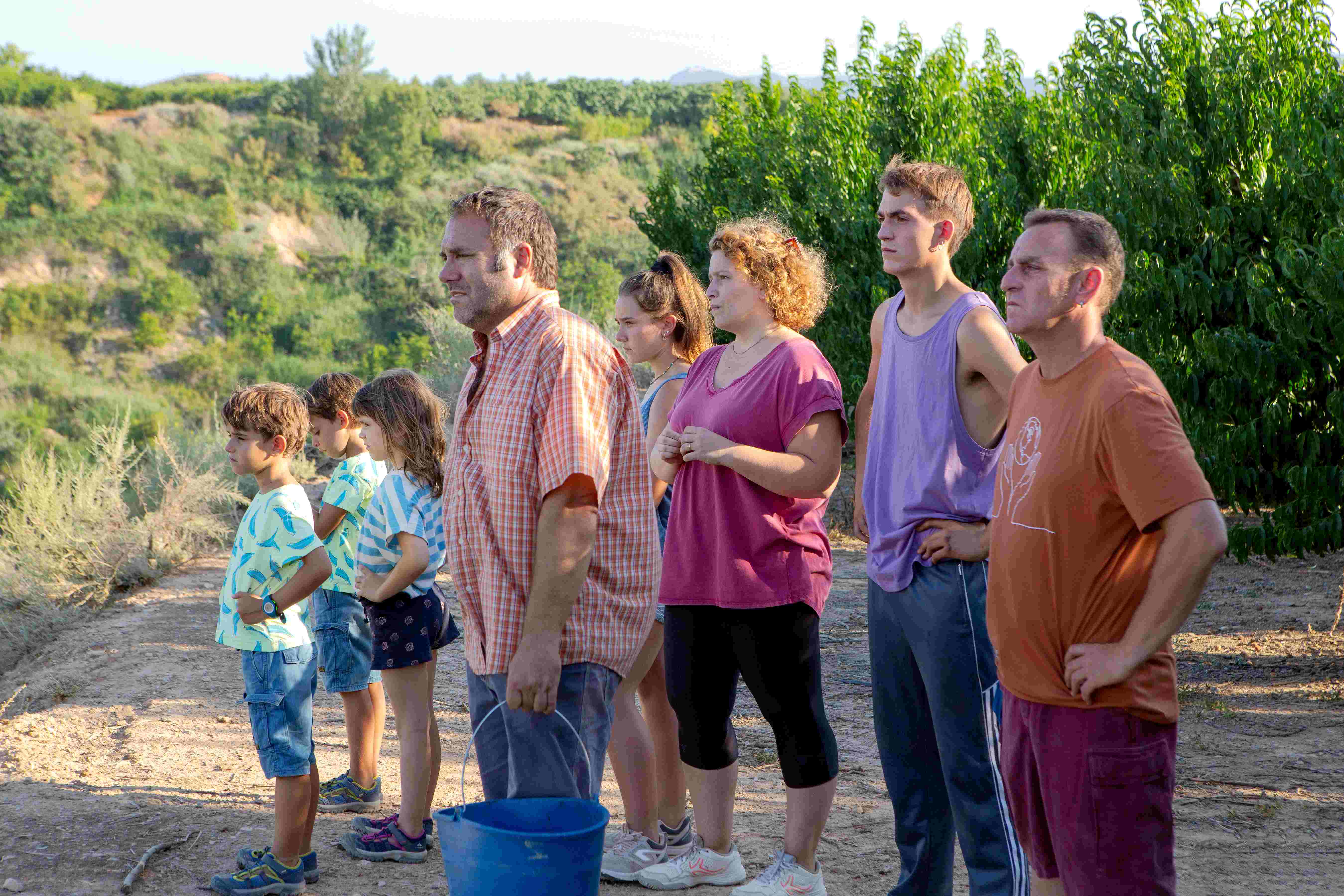 迪普約爾多賽(左4)、亞伯特波世(右2)和安娜奧婷(右3)在《桃子樹的最後豐收》演出一家人，全部提名西班牙戈雅獎最佳新演員。(海鵬)