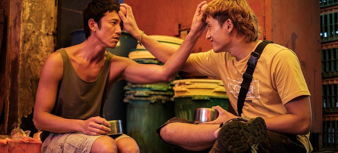 吳慷仁與陳澤耀在《富都青年》演出一對兄弟，吳慷仁並努力減重曬黑甩「台味」。(翻攝自預告)