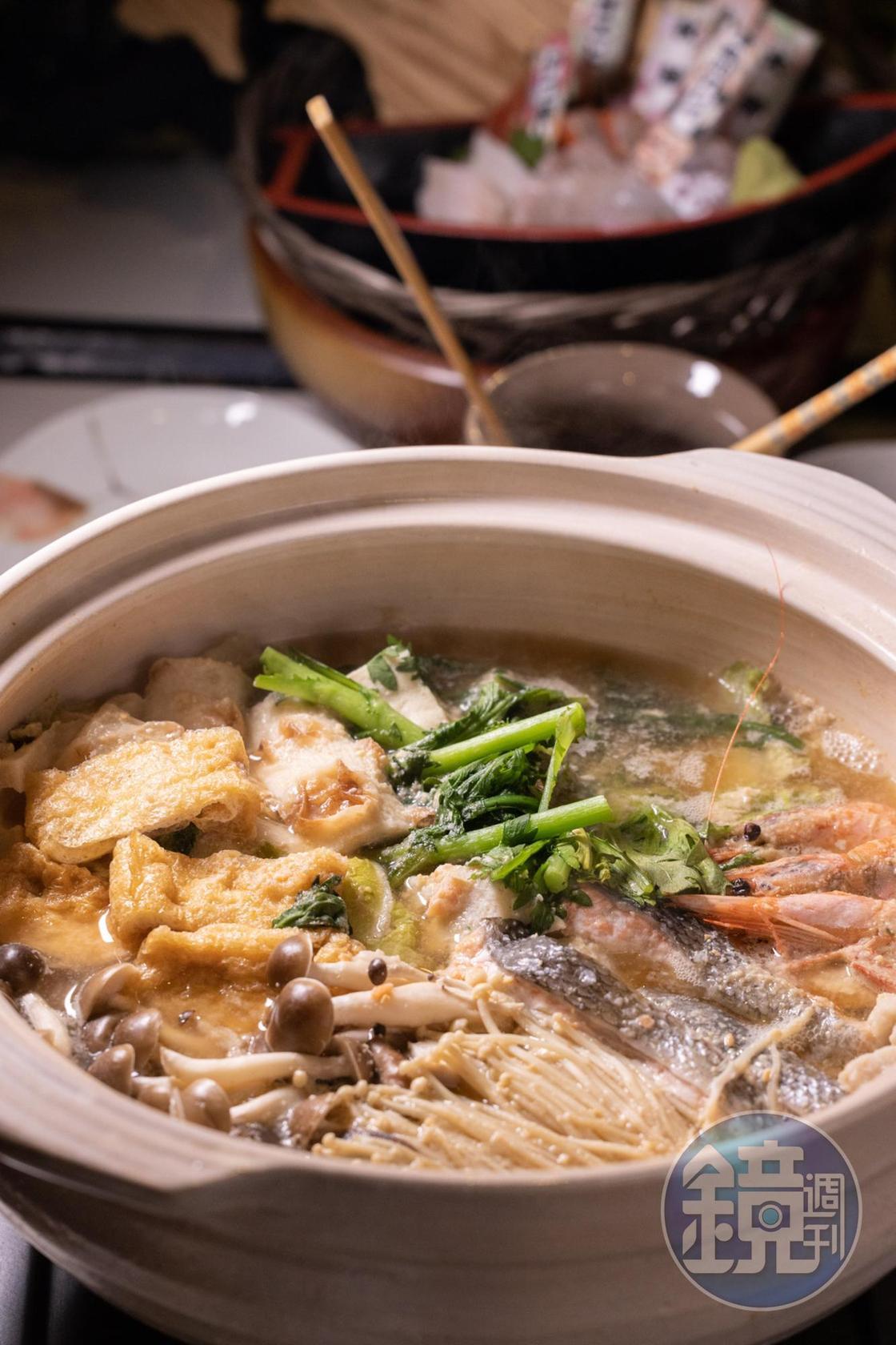 海鮮鍋裡有魚肉、海鮮及蔬菜、湯頭濃郁好喝。（喝到飽套餐菜色，4, 500日圓／人，約NT$1,019 ）