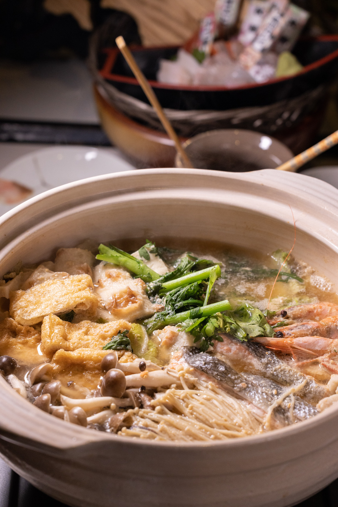 海鮮鍋裡有魚肉、海鮮及蔬菜、湯頭濃郁好喝。（喝到飽套餐菜色，4, 500日圓／人，約NT$1,019 ）
