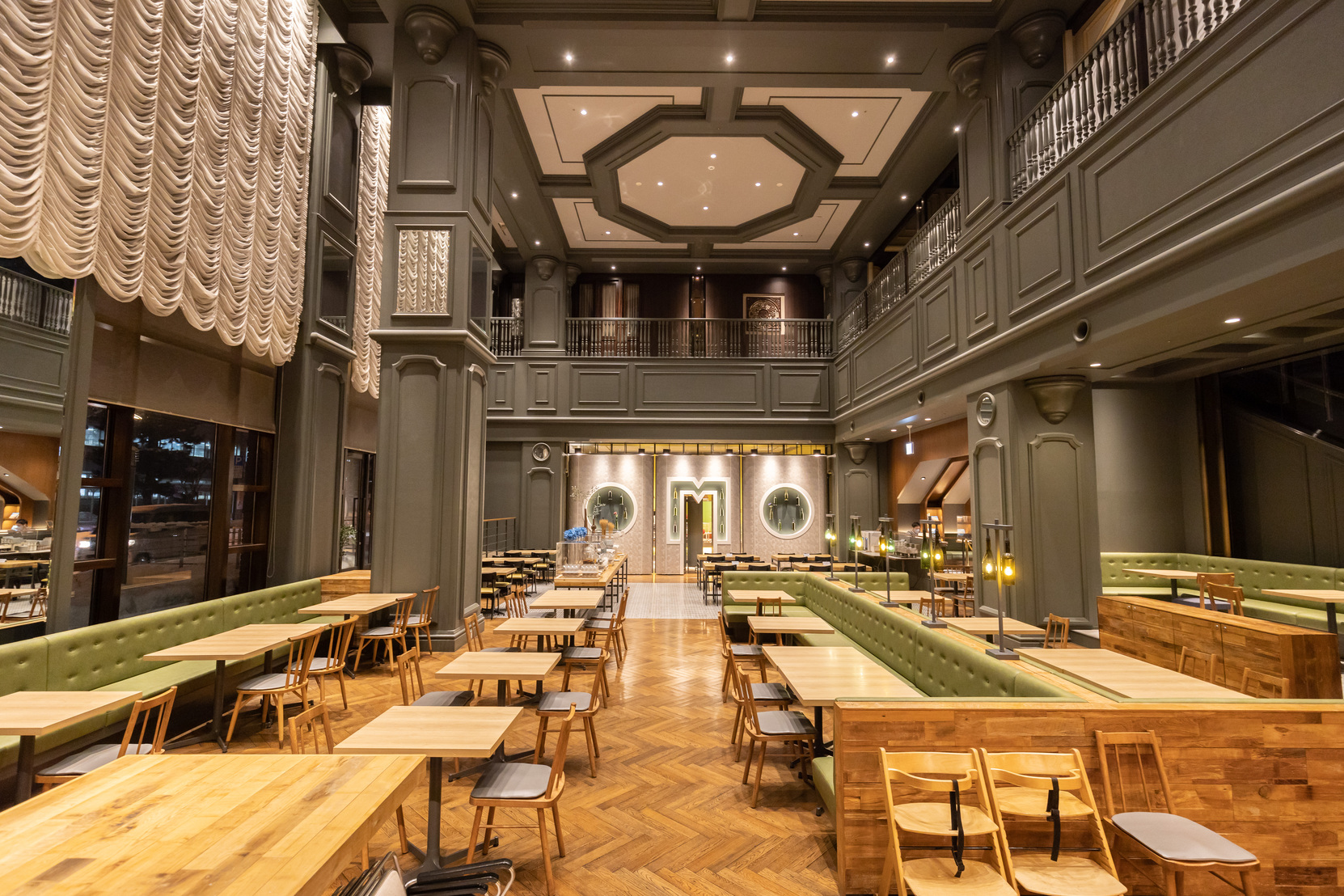 「BAR&CAFE OMO」是早餐供應處，深夜也提供特製聖代。