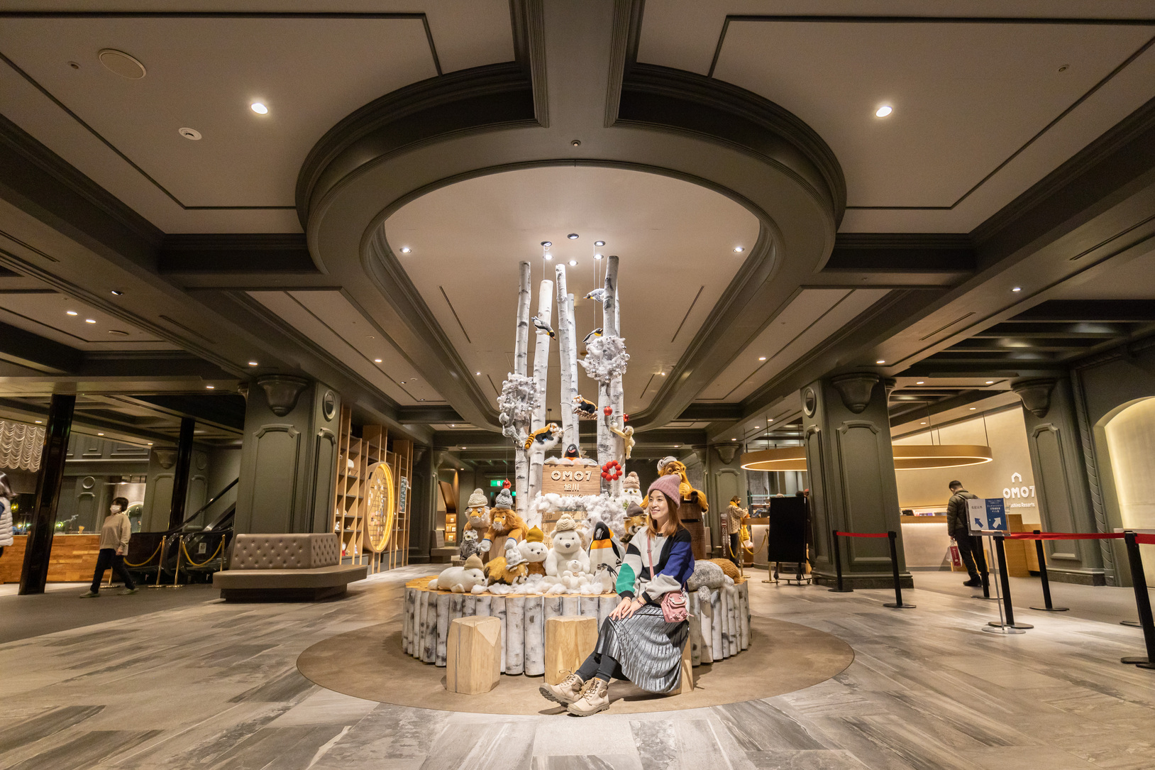 OMO7旭川的大廳意象，由旭山動物園的明星動物們擔綱。