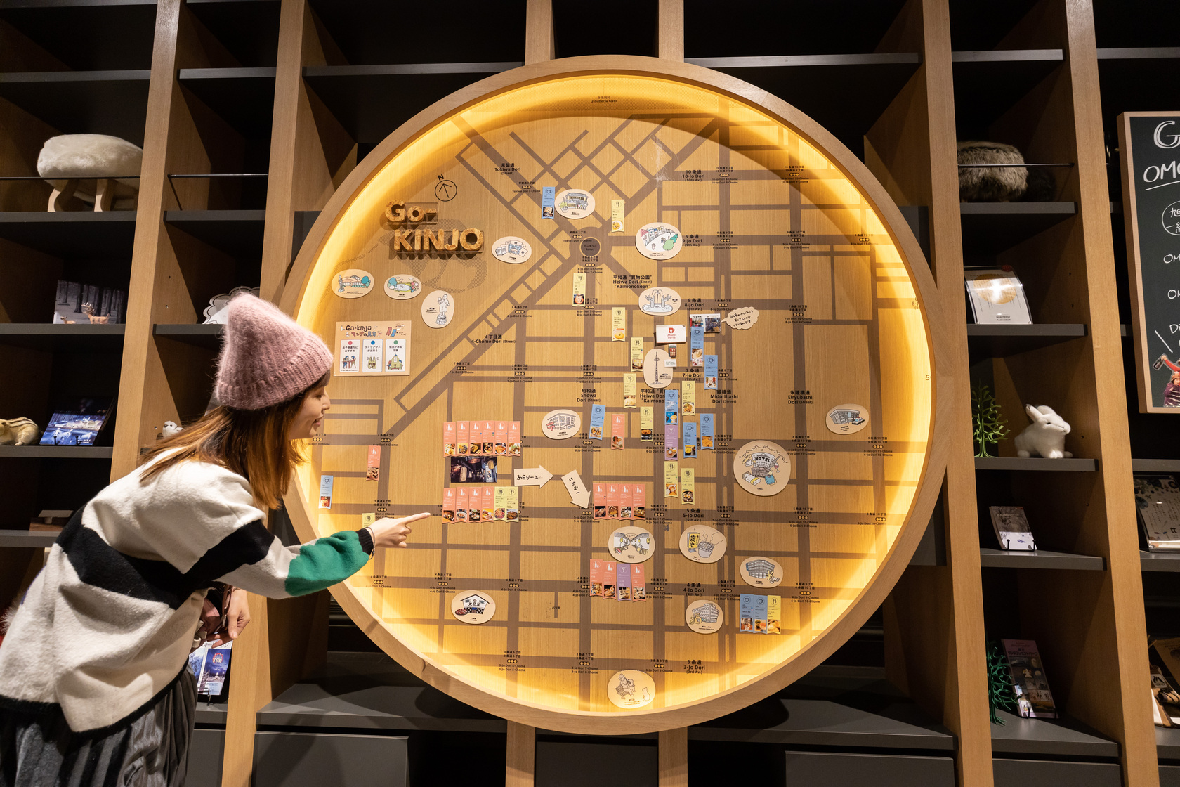 OMO系列飯店大廳必備周邊散策地圖。