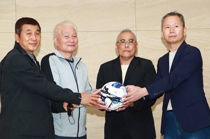 新任中華足協理事長王麟祥(右2)與3位副理事長趙榮瑞、蕭永福、王筱薰合影。(中華足協提供)