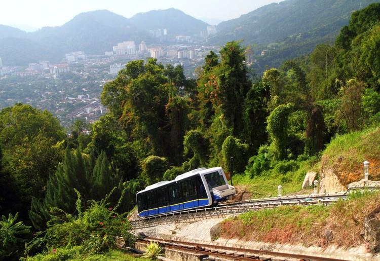 升旗山的纜車陡度很大,只要5分鐘就能登上山頂。(翻攝馬來西亞觀光局)