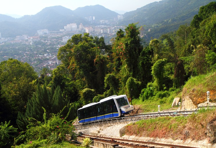 升旗山的纜車陡度很大，只要5分鐘就能登上山頂。（翻攝馬來西亞觀光局）
