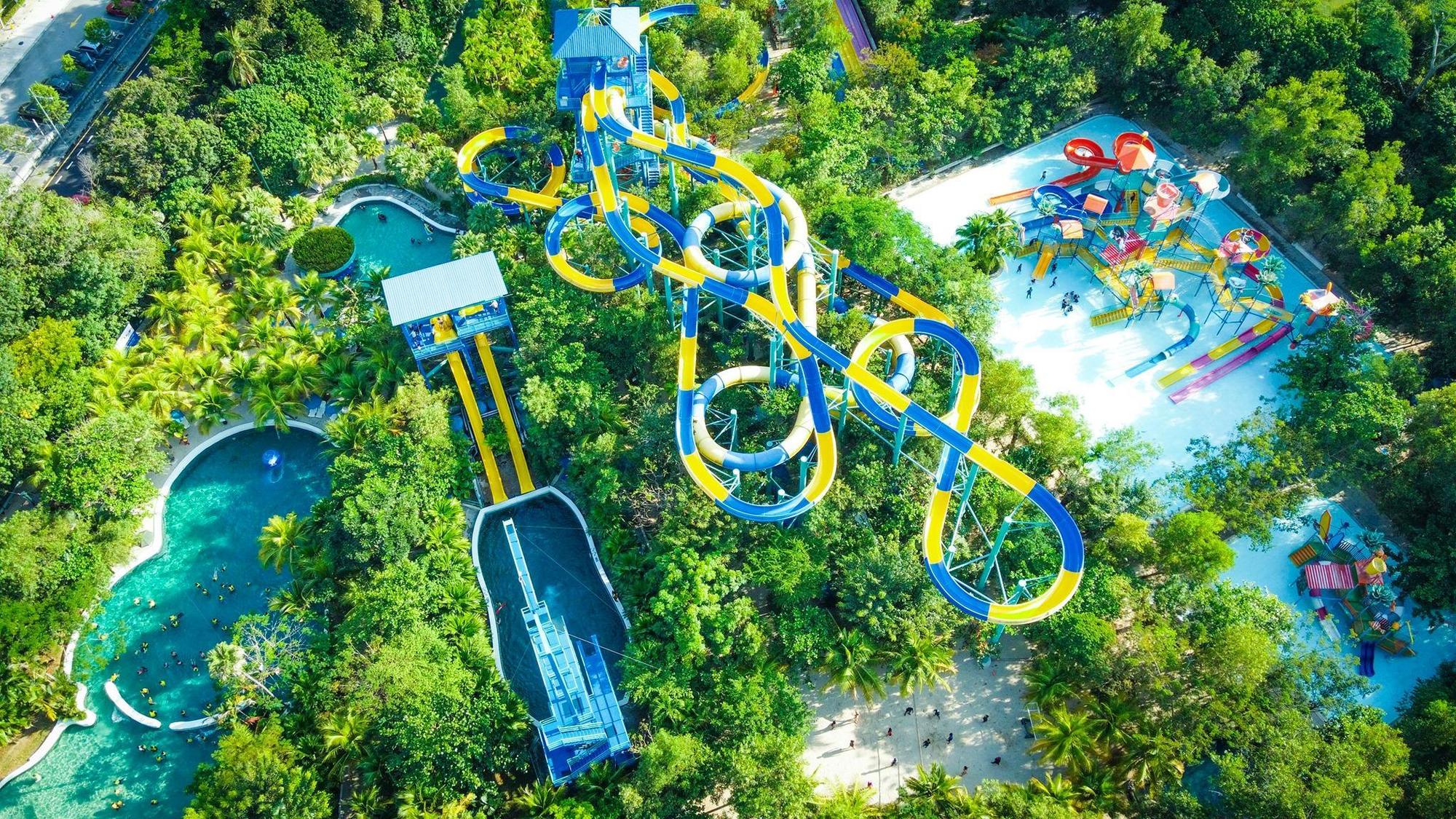 長達1.1公里的滑水道空拍相當壯觀。(翻攝Escape Theme Park)
