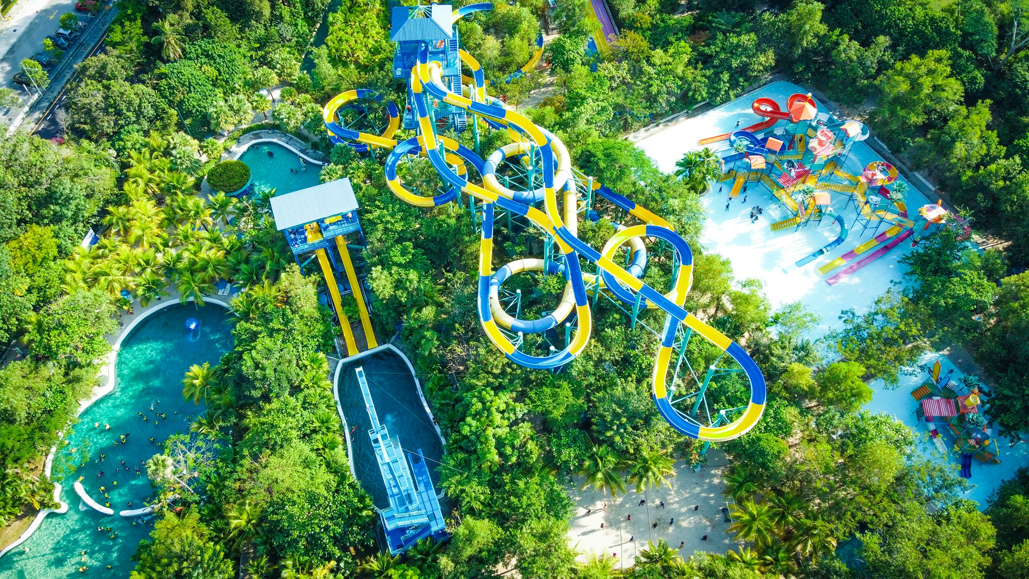 長達1.1公里的滑水道空拍相當壯觀。（翻攝Escape Theme Park）