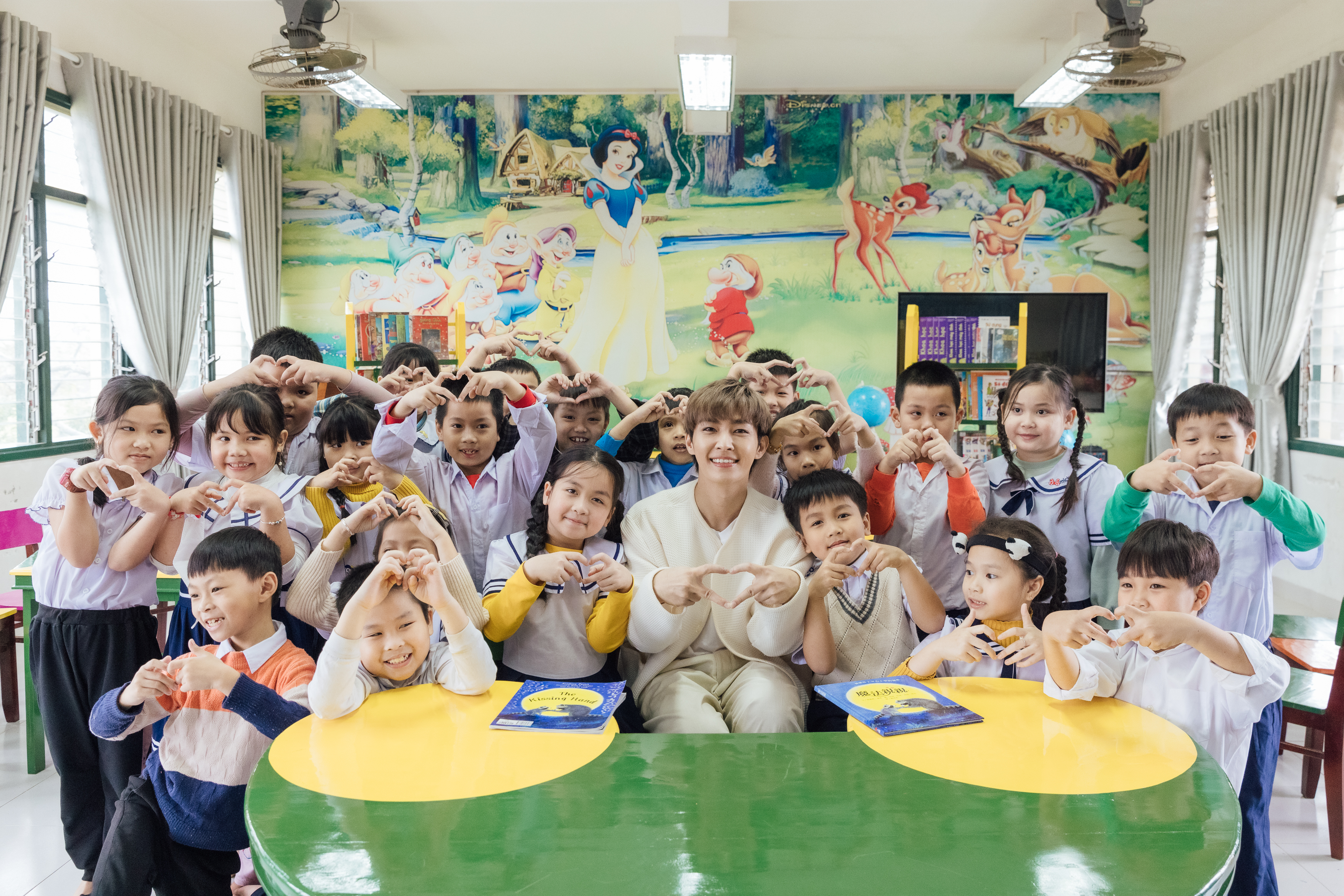 炎亞綸越南探訪貧童。（至善基金會）