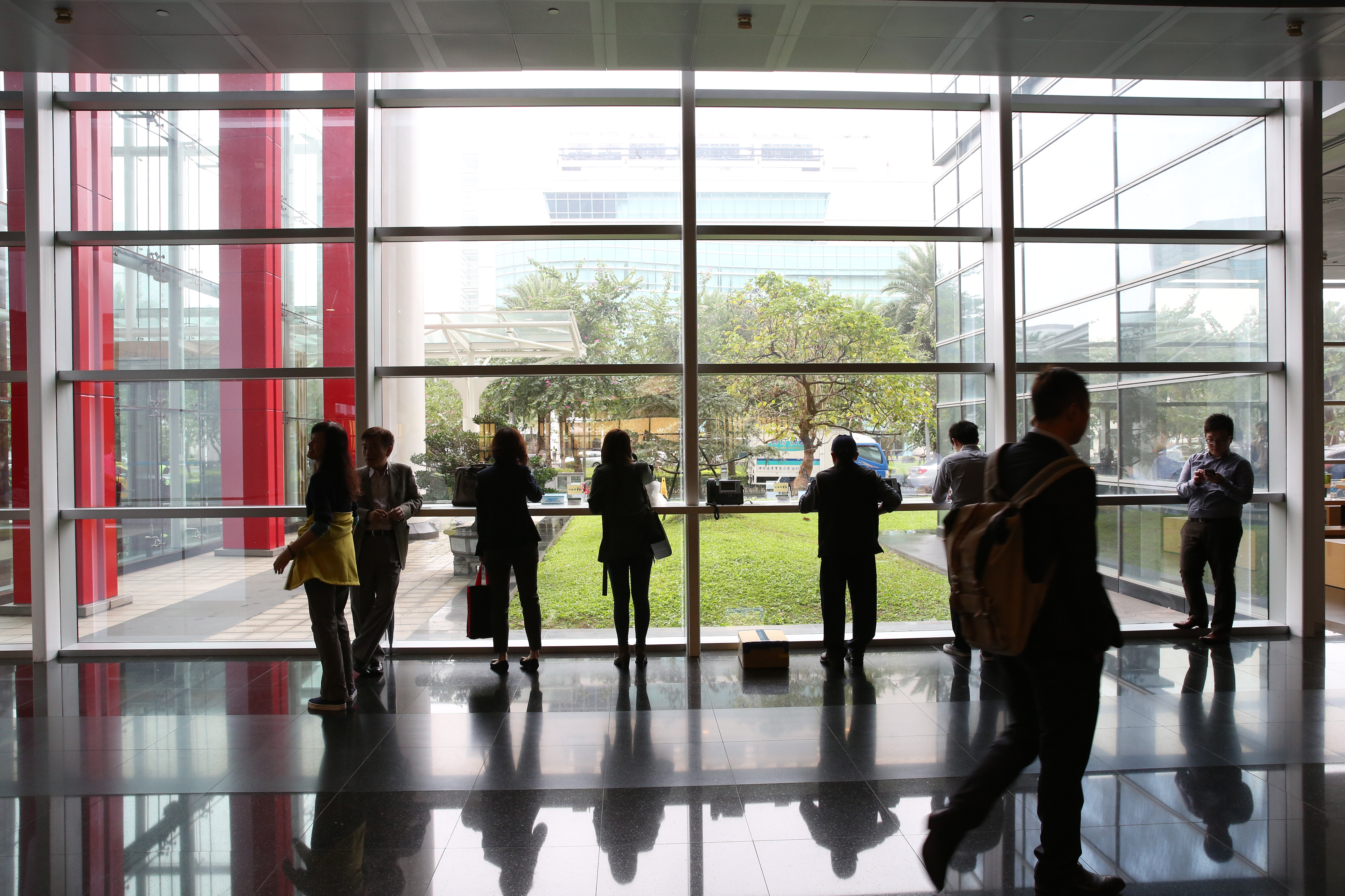 被裁員怎麼辦？勞保局表示，不用擔心勞保中斷，因為國保或續加勞保都行。