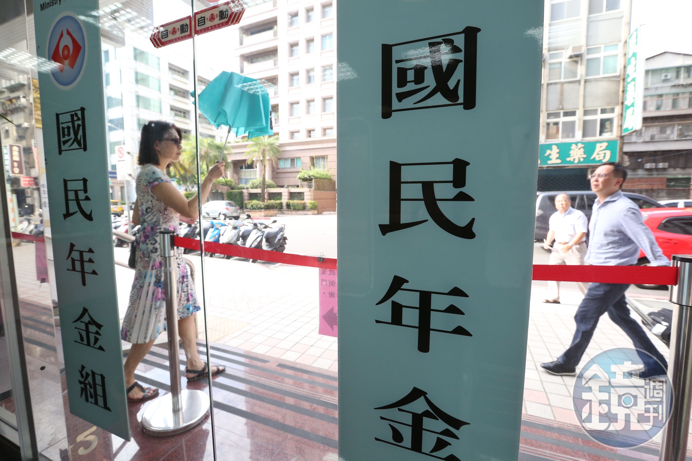 領了勞保年金，符合3條件可參加國保，65歲起再領國民年金。