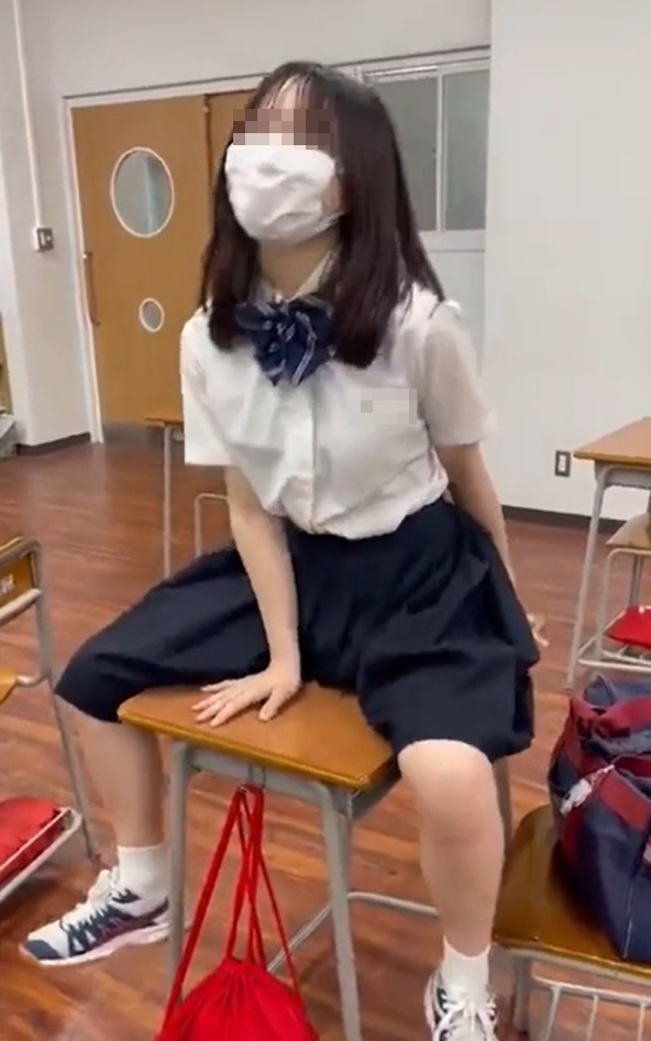 日本網友分享一段女高中生惡作劇的短片，因內容過於敏感遭到推特與抖音下架。（翻攝自推特）