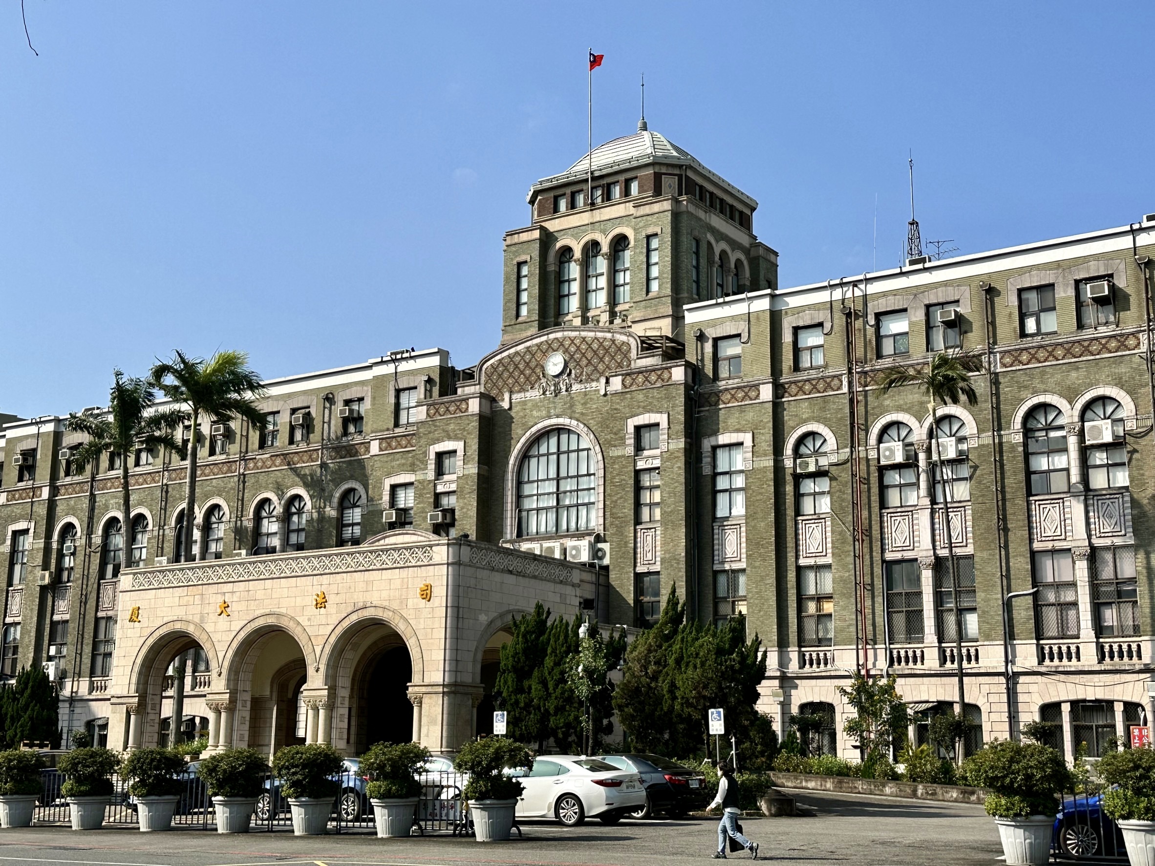 懲戒法院審理法官收富商襯衫及不當飲宴，判林金村免議。