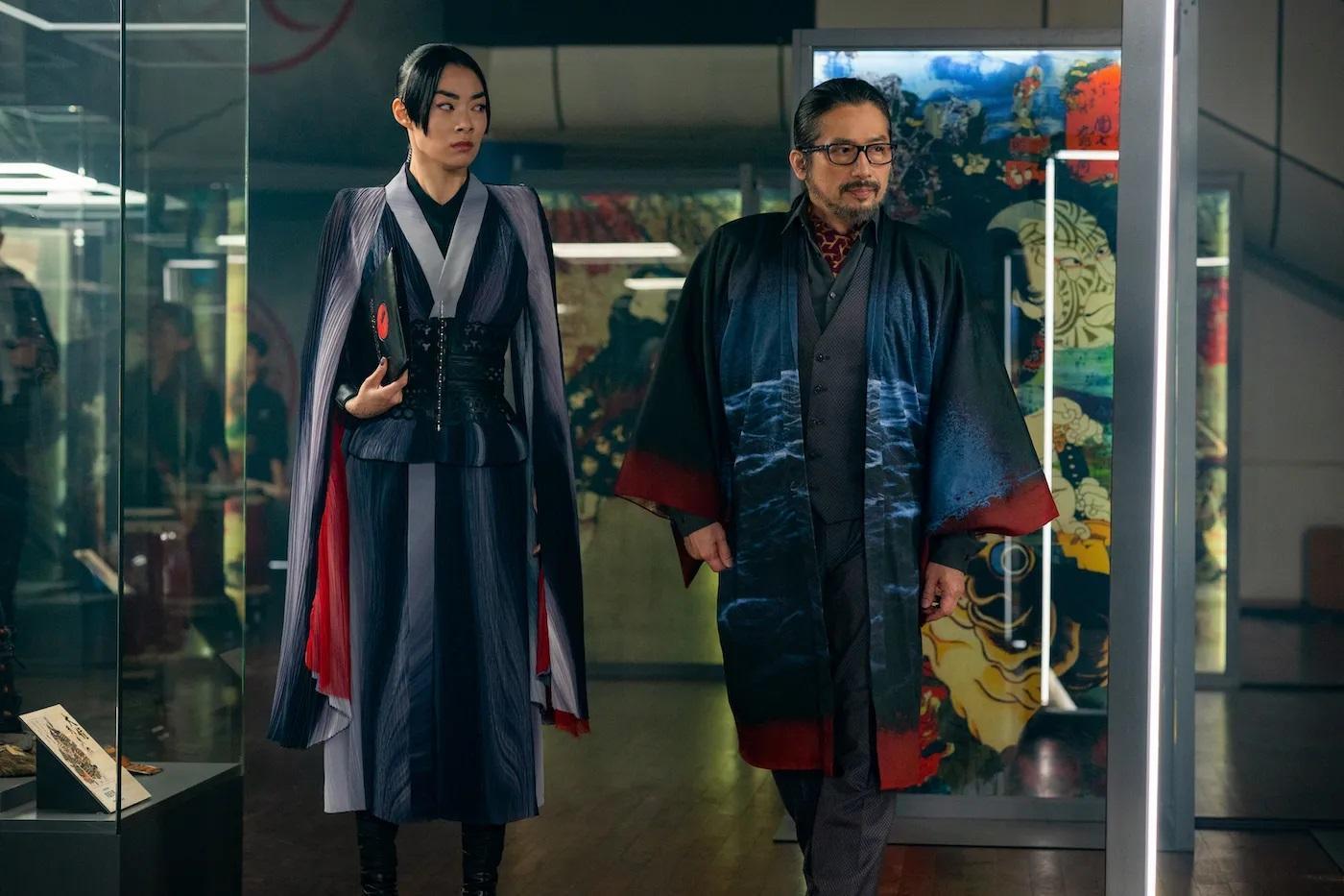 日裔歌手澤山璃奈（左）與日本武打明星真田廣之（右）成為《捍衛任務4》的新勢力。（車庫娛樂提供）
