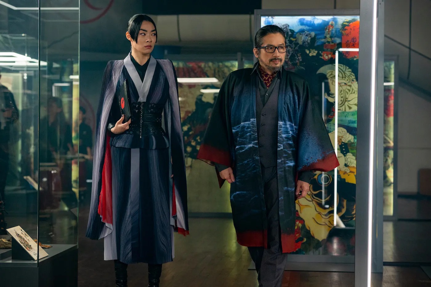 日裔歌手澤山璃奈(左)與日本武打明星真田廣之(右)成為《捍衛任務4》的新勢力。(車庫娛樂提供)