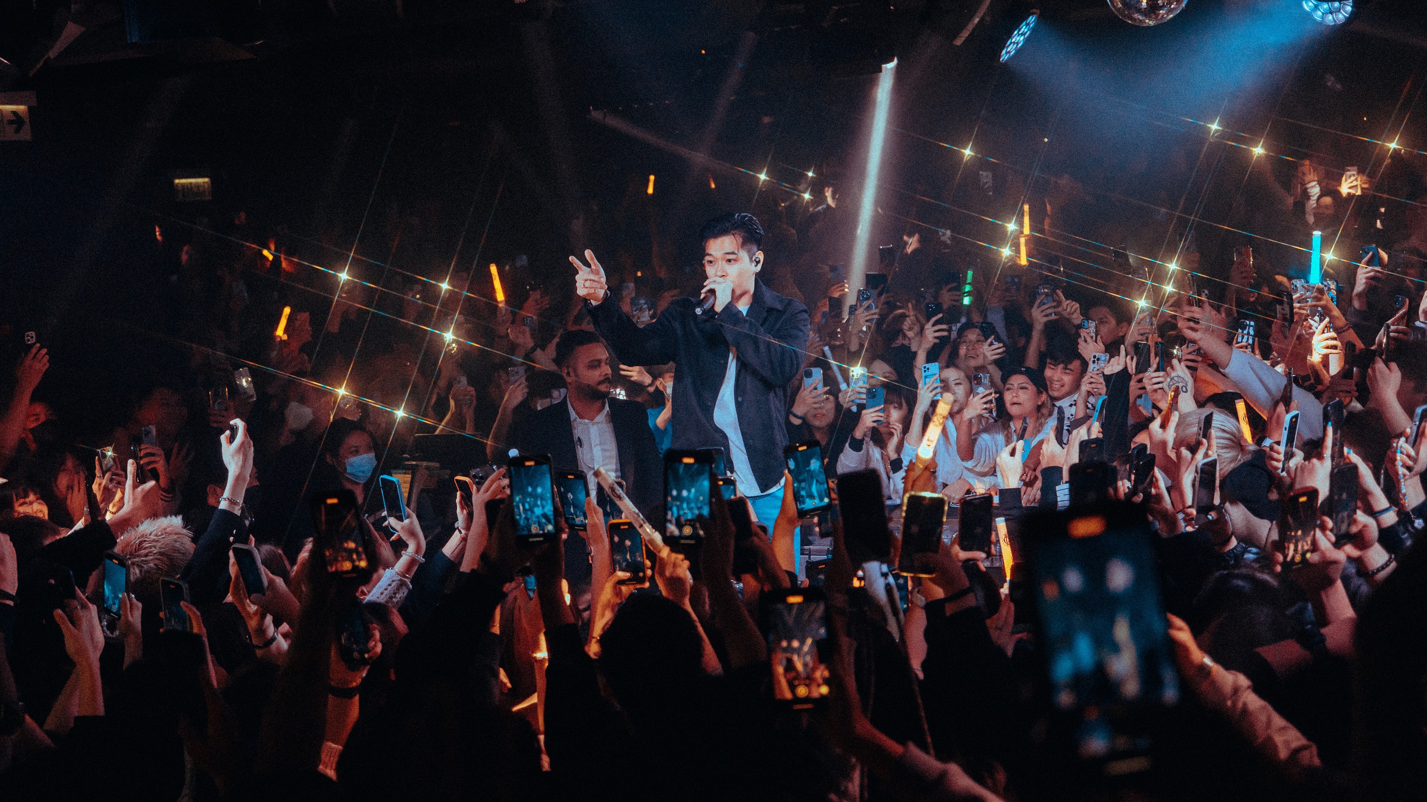 高爾宣日前受邀赴港,在當地知名夜店連辦2場小型演唱會。(龍大謝音樂提供)