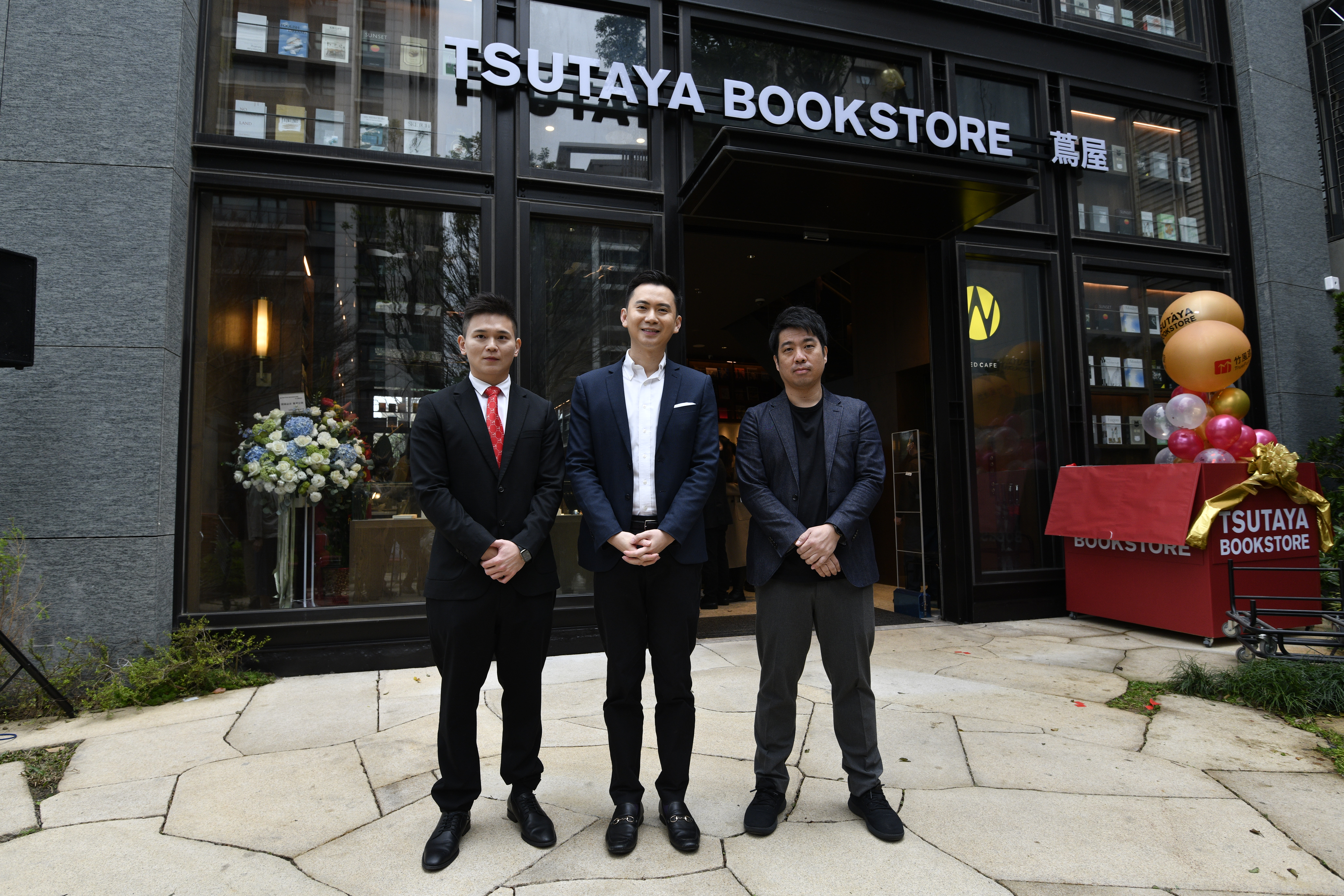 TSUTAYA BOOKSTORE 竹北樹海店正式迎賓，成為竹北文化新地標。（左）竹風建設董事徐子鑑、竹北市長鄭朝方（中）、臺灣蔦屋董事長橋本龍之介（右）。