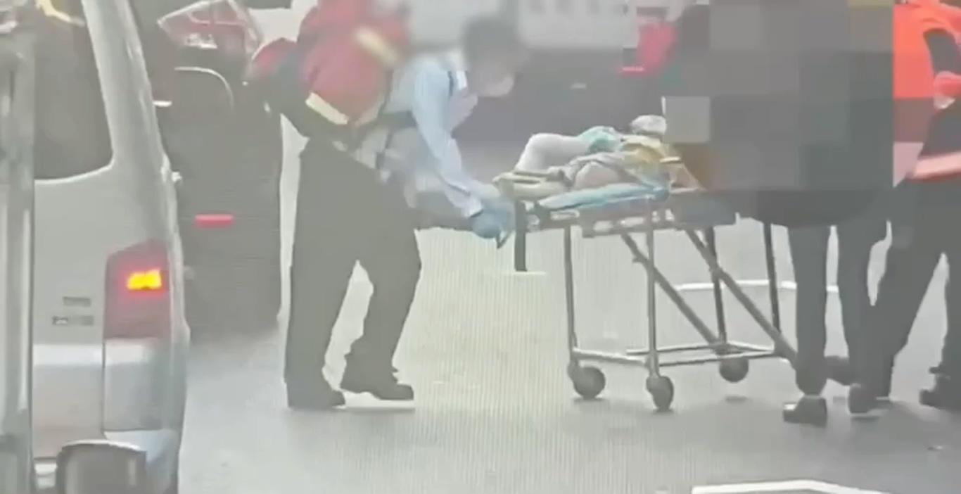 警消將張姓女公關緊急送醫。(警方提供)