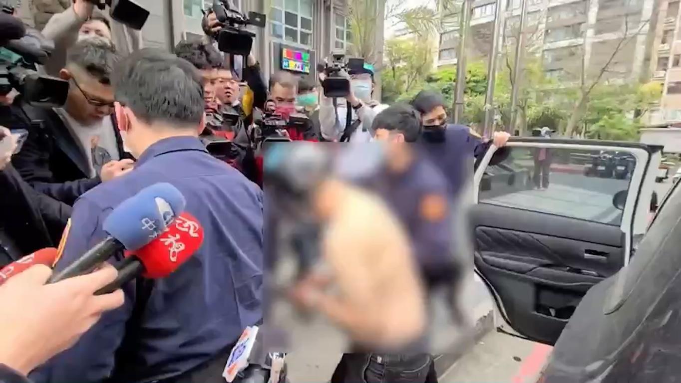 涉嫌殺人的男酒客被帶回警局訊問。(警方提供)