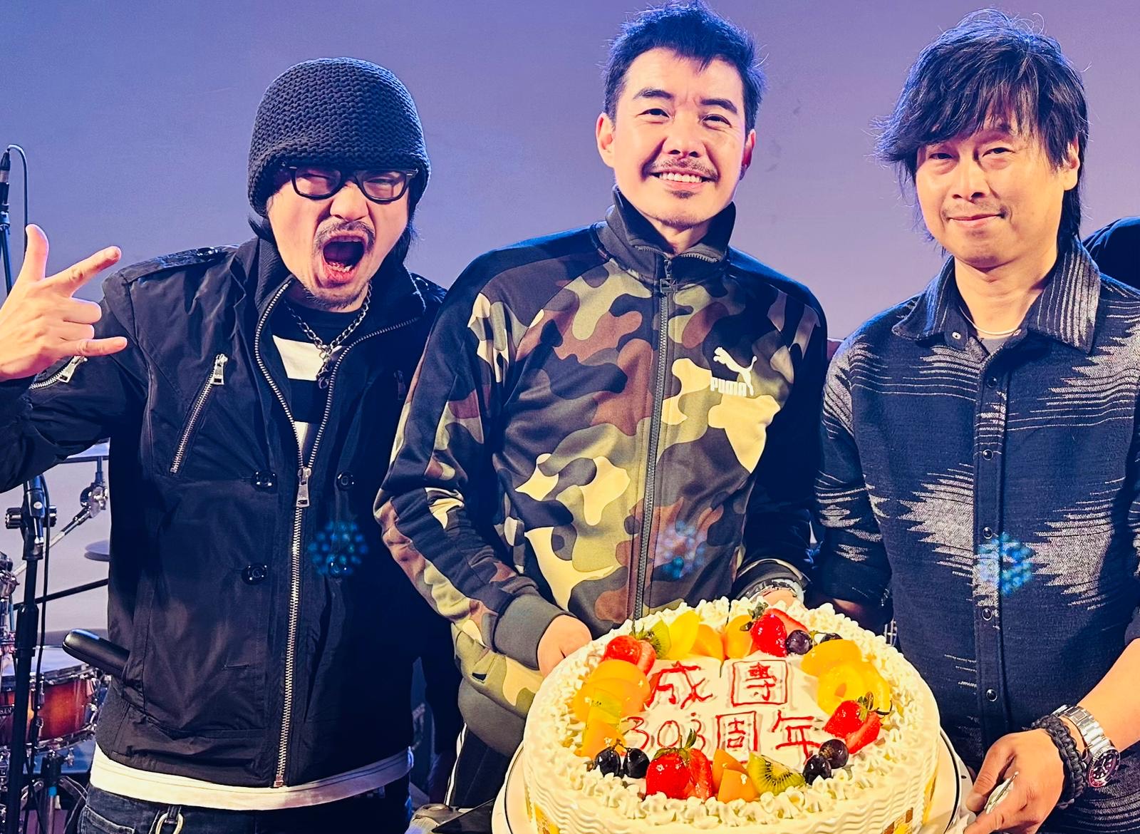 虎神（右）、阿山（中）和小郭開心收下蛋糕，承諾未來會繼續唱給大家聽。（翰森娛樂提供）