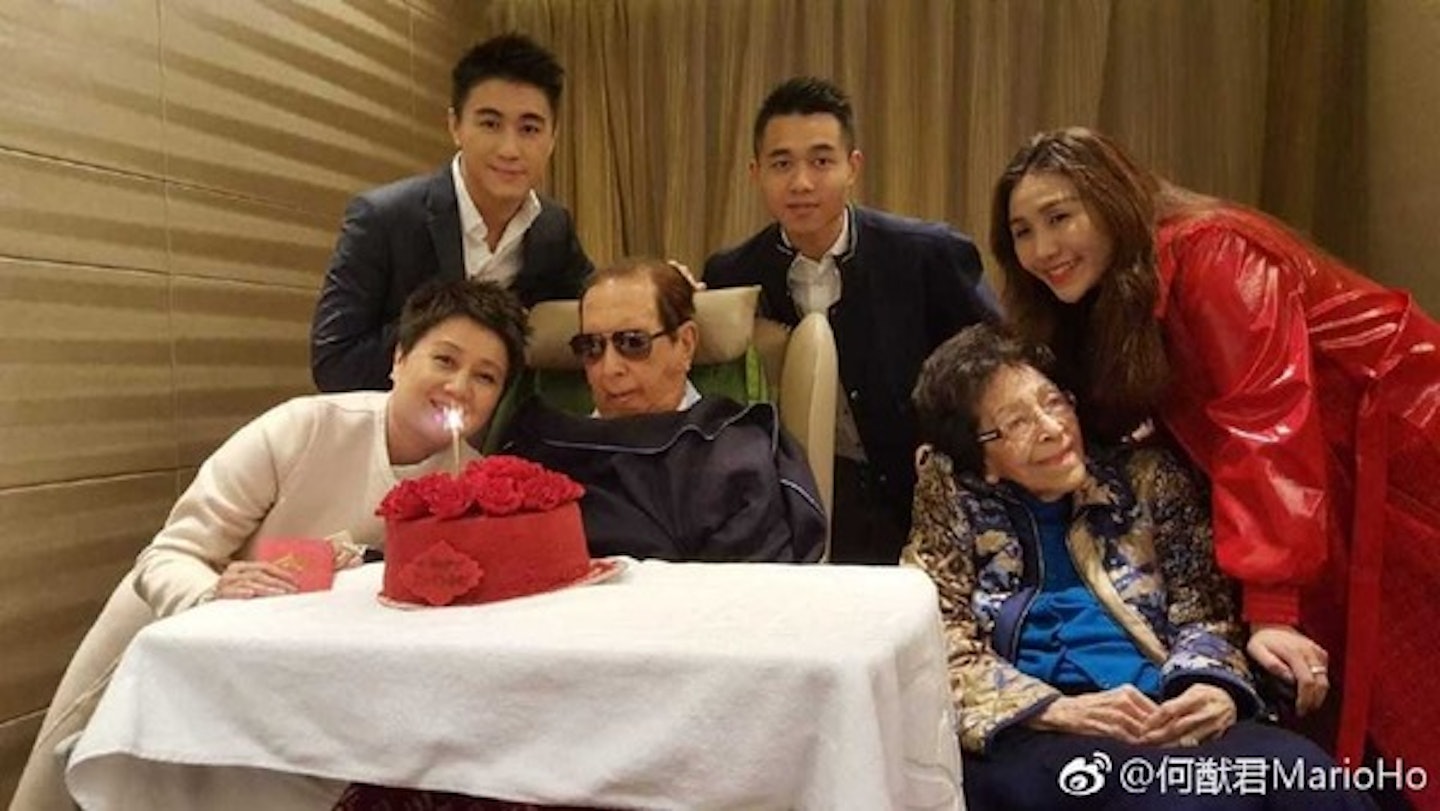 何婉鴻（右二）何婉鴻晚年與何鴻燊四太梁安琪一家生活在一起。（翻攝何猷君微博）