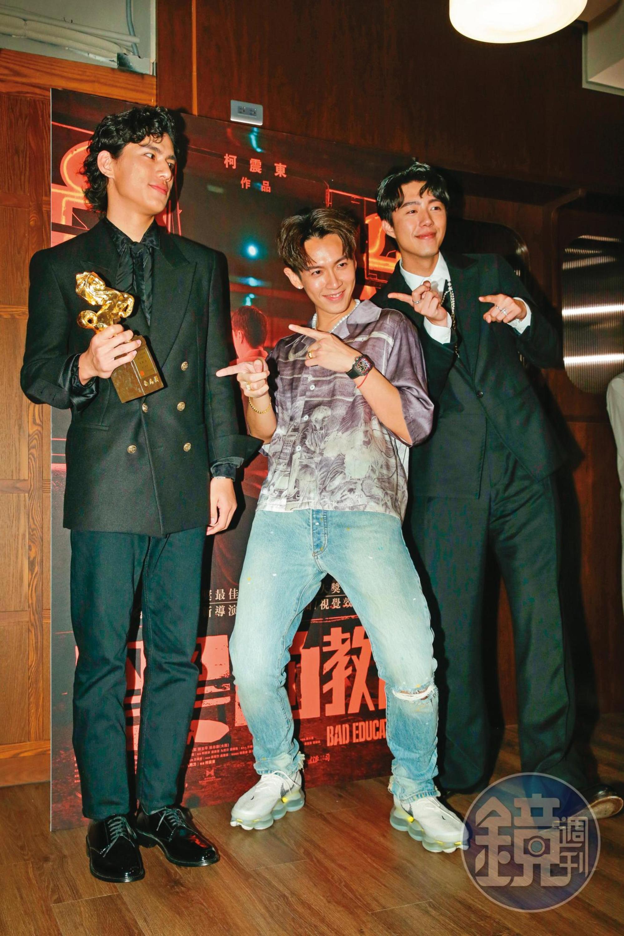 朱軒洋（左起）以《黑的教育》拿下金馬獎，導演柯震東和演員蔡凡熙開心恭賀。