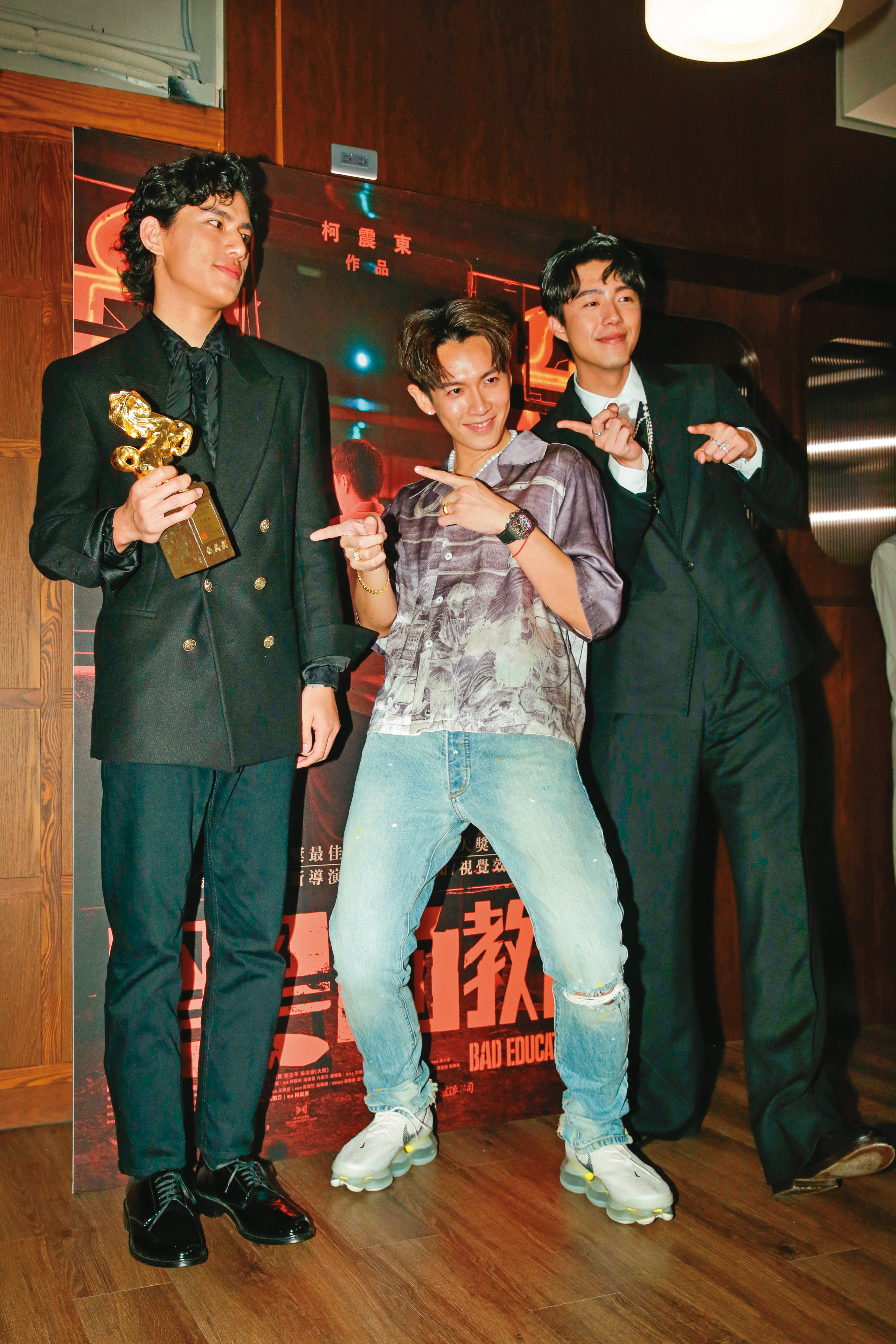 朱軒洋（左起）以《黑的教育》拿下金馬獎，導演柯震東和演員蔡凡熙開心恭賀。