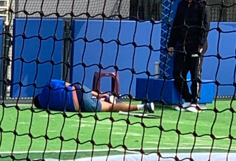 新竹縣主辦的全中運網球資格賽昨開打，卻爆出有多位選手因場地問題受傷。（翻攝自徐正賢臉書）