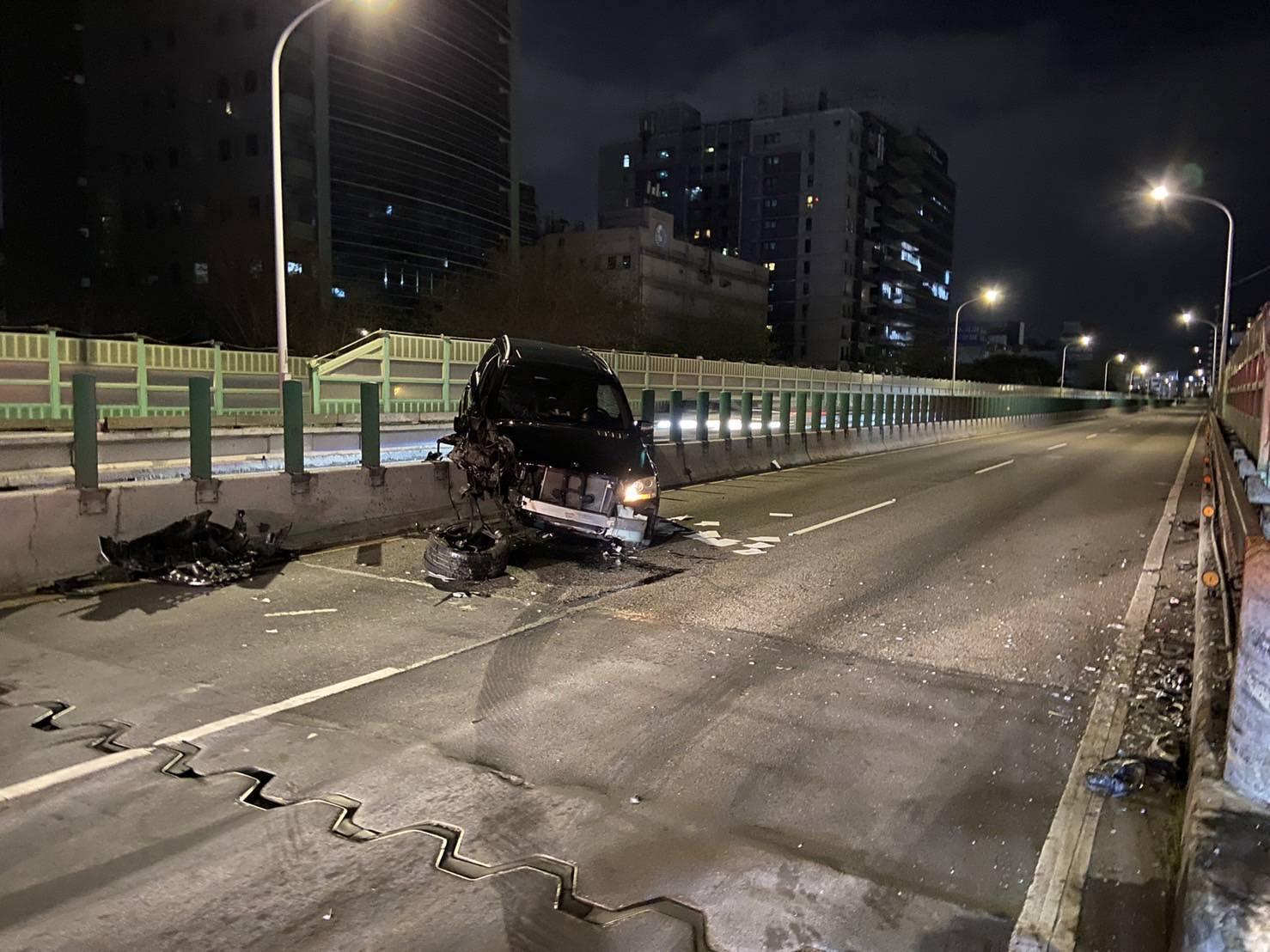 肇事賓士車車頭半毀,半個車身橫跨在中央分隔島上,一度導致雙向車流堵塞。(翻攝畫面)