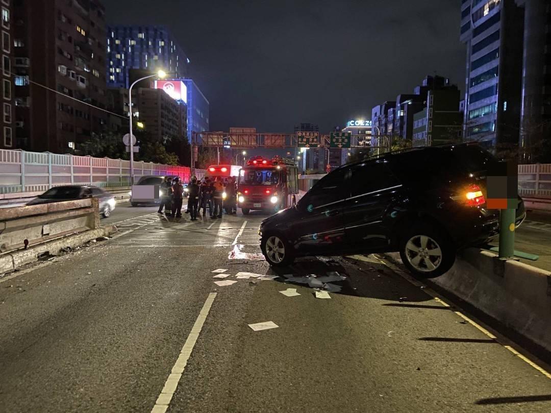 鄭男酒後駕駛賓士休旅車,行經建國高架橋時,自撞中央分隔島。(翻攝畫面)
