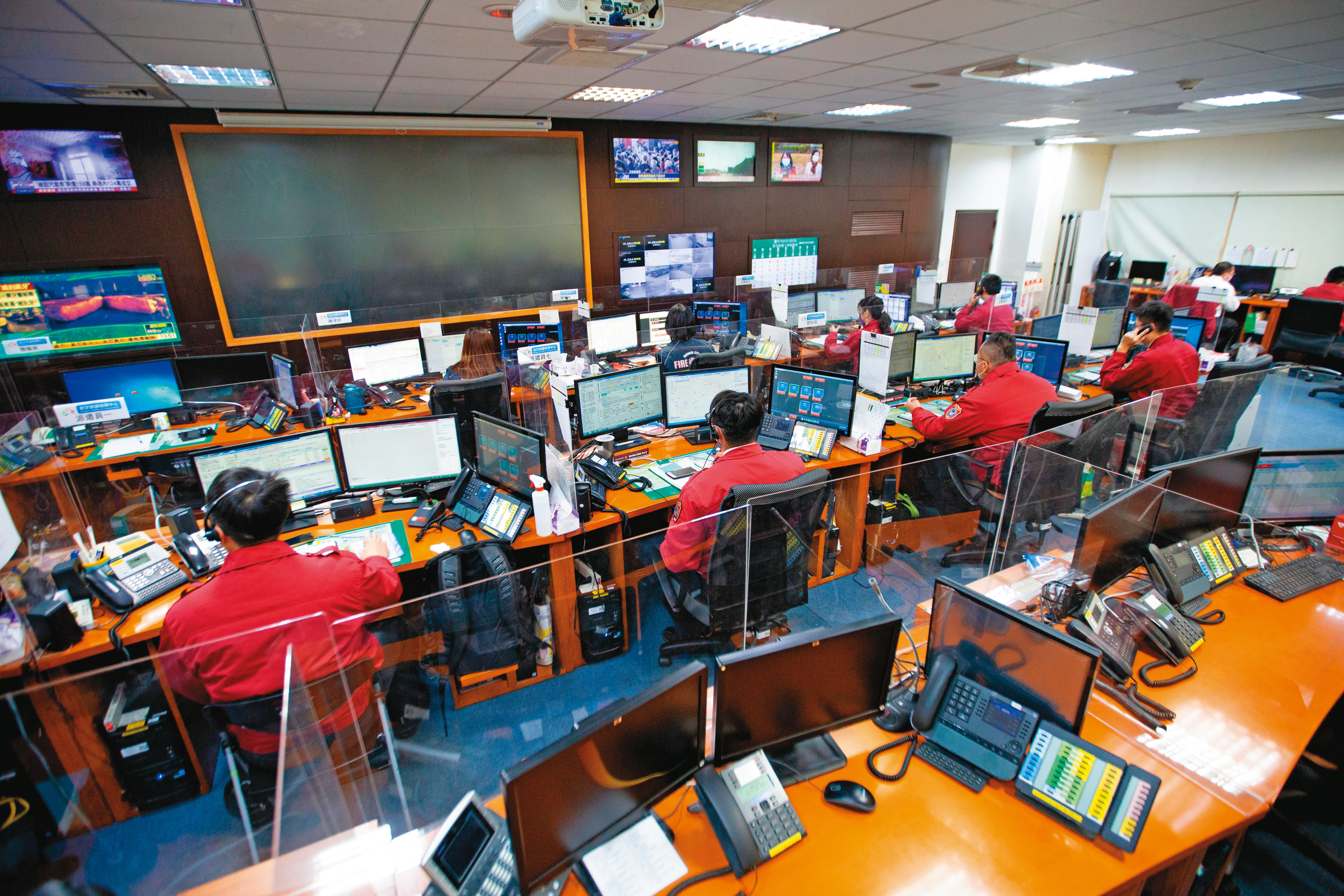 台中市119勤務中心表示，礙於法規，他們只救人與流浪狗，無法救寵物。