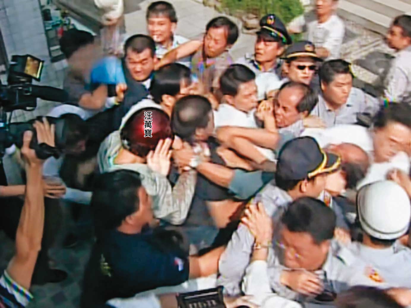 汪萬寶殘忍殺害吳姓合夥人一家3口，吳家親友群情激憤，圍毆汪男。（東森新聞提供）