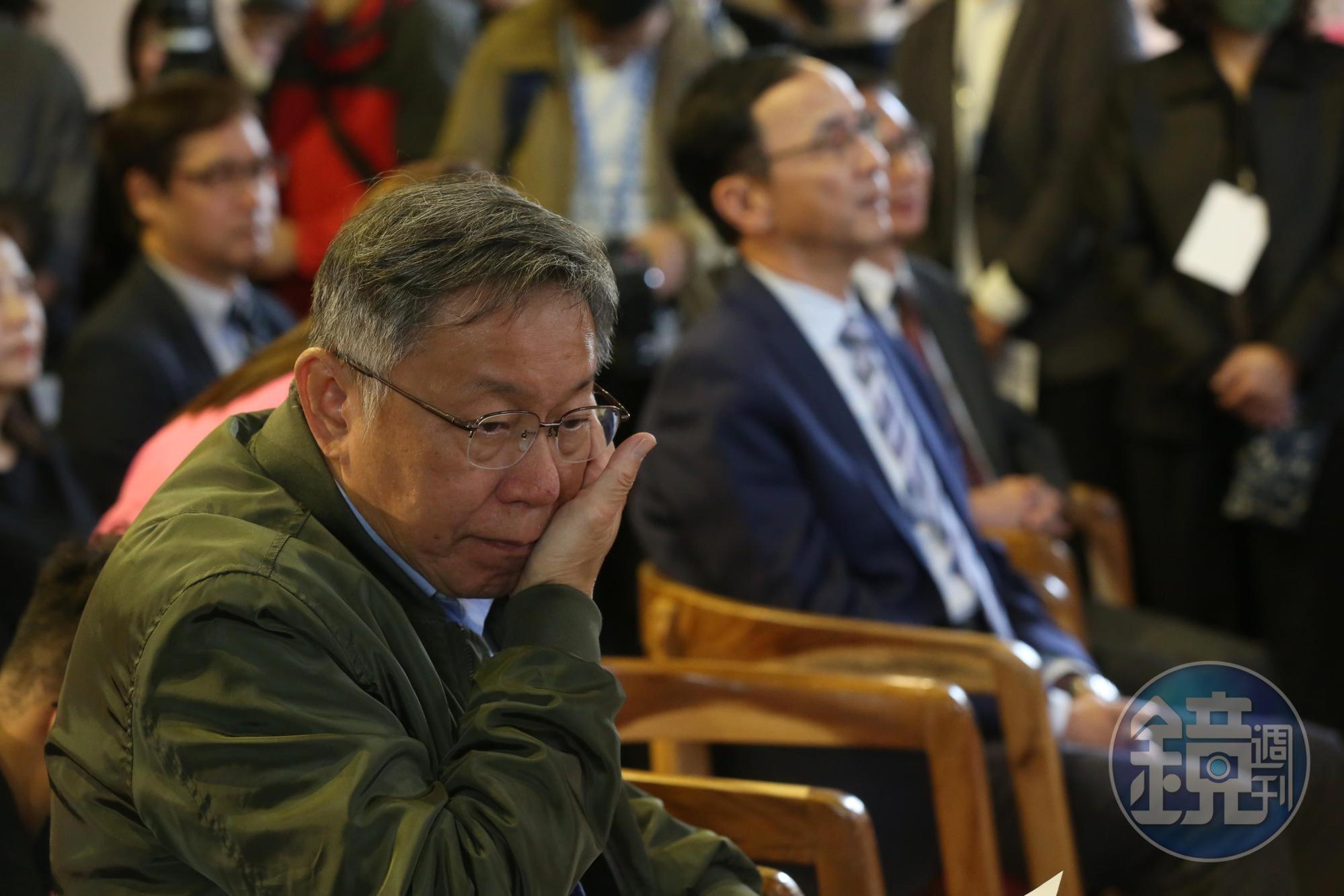 柯文哲今與朱立倫一同出席公開活動，但2人座位安排中間有隔其他人，並無太多私下互動。